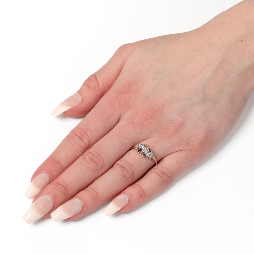 Anello a tre pietre con diamante di Edwardian 1,05ct, 1910 circa In condizioni buone in vendita a London, GB
