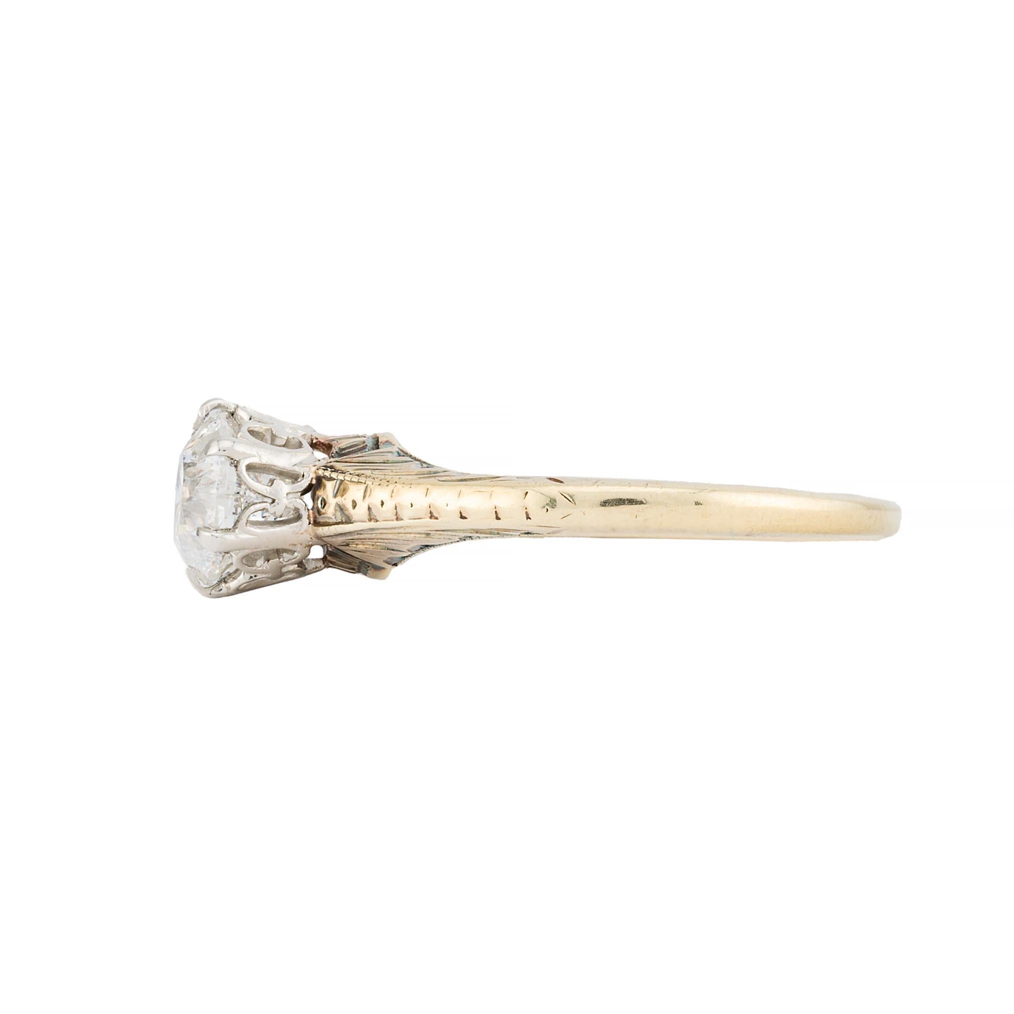 Aston Estate Jewelry présente

Une élégante bague de fiançailles Elegardienne mettant en valeur un diamant de taille européenne de 1,09 carat de couleur G et de pureté SI2. Le diamant est serti dans une délicate monture en platine, ce qui accentue