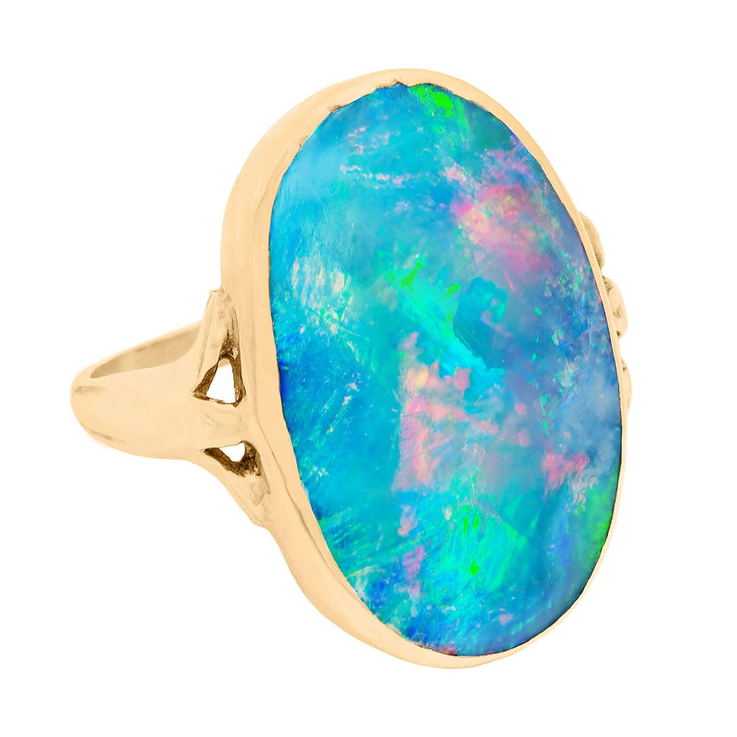 Schwarze Opale sind die seltensten und wertvollsten unter den natürlichen Opalvarietäten. Diese erstaunlichen Steine weisen eine erstaunliche Farbe auf, die von dunklem oder schwarzem 