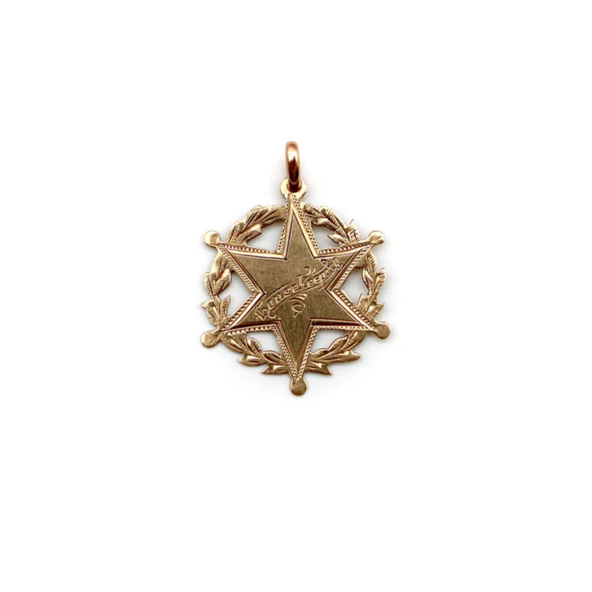 Ce médaillon en or 10 carats est le prix du Winona Seminary 1902 pour l'entretien ménager. 