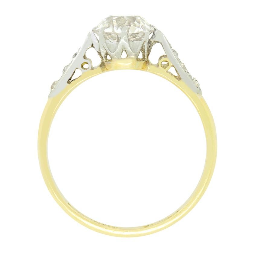 Dieser klassische Solitärring wurde im edwardianischen Zeitalter handgefertigt und trägt in der Mitte einen Diamanten im Altschliff von 1,10 Karat. Der Diamant ist von guter Qualität mit einer Farbe von H und einer Reinheit von VS2. Der zentrale