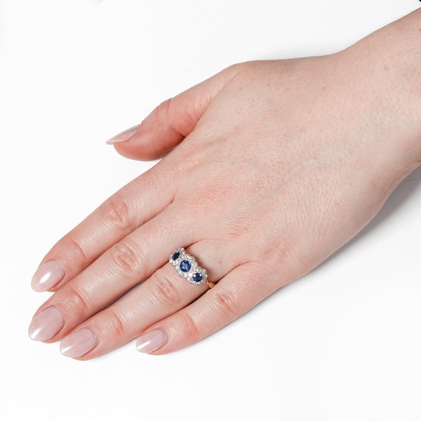 Edwardian 1.10ct Sapphire and Diamond Trilogy Halo Ring, c.1910s en Bueno estado para la venta en London, GB