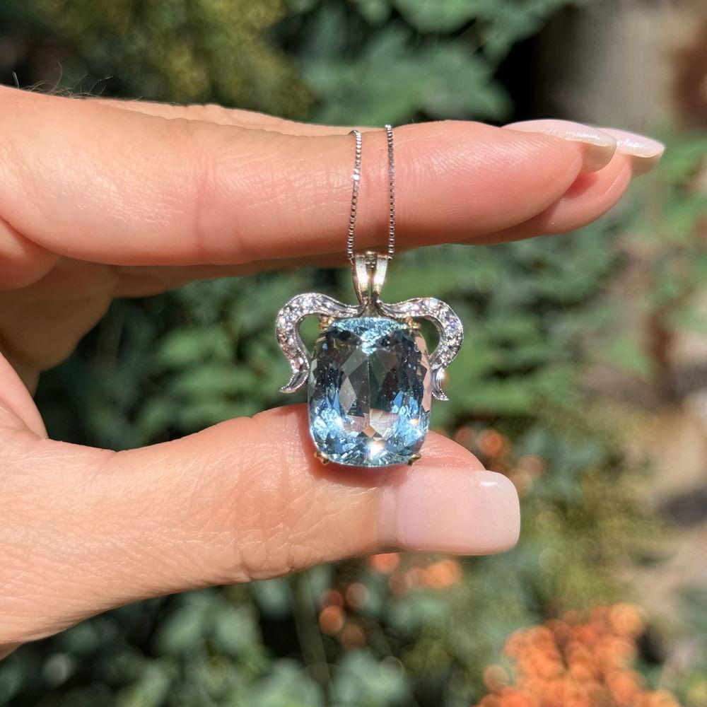 Einfach schön! Fein gearbeiteter Aquamarin- und Diamant-Anhänger. In der Mitte ein sicher eingebetteter, von Hand gefasster 12-Karat-Aquamarin. Akzentuiert durch Diamanten mit einem Gewicht von ca. 0.12 tcw. Handgefertigtes Palladium auf 14K