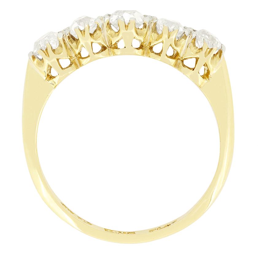 Questo elegante anello edoardiano con cinque pietre di diamante presenta un diamante centrale di 030 carati affiancato da due diamanti da 0,25 carati e due diamanti da 0,20 carati all'estremità. I diamanti sono pietre di taglio antico e sono