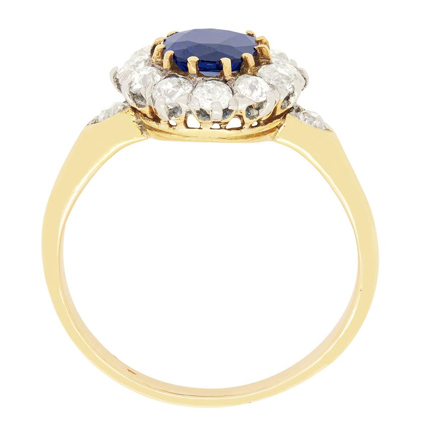 Dieser atemberaubende edwardianische Ring zeigt in seiner Mitte einen natürlichen Saphir im Ovalschliff. Der 1,21 Karat schwere, intensiv blaue Saphir ist völlig unbehandelt und in 18 Karat Gelbgold gefasst. Der Saphir wird von einem Halo aus