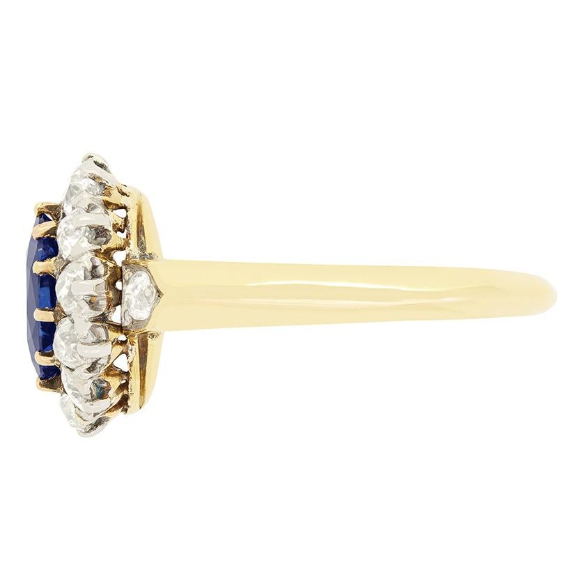 Edwardianischer 1,21 Karat Saphir- und Diamant-Cluster-Ring, ca. 1910er Jahre (Ovalschliff) im Angebot
