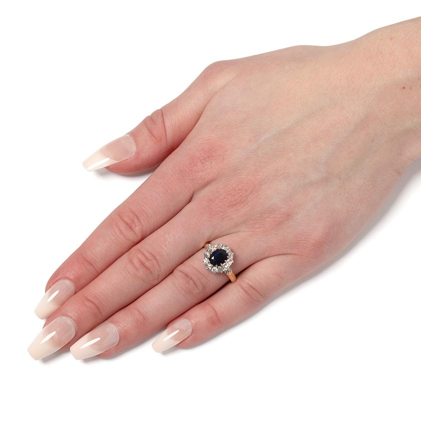 Edwardianischer 1,21 Karat Saphir- und Diamant-Cluster-Ring, ca. 1910er Jahre für Damen oder Herren im Angebot