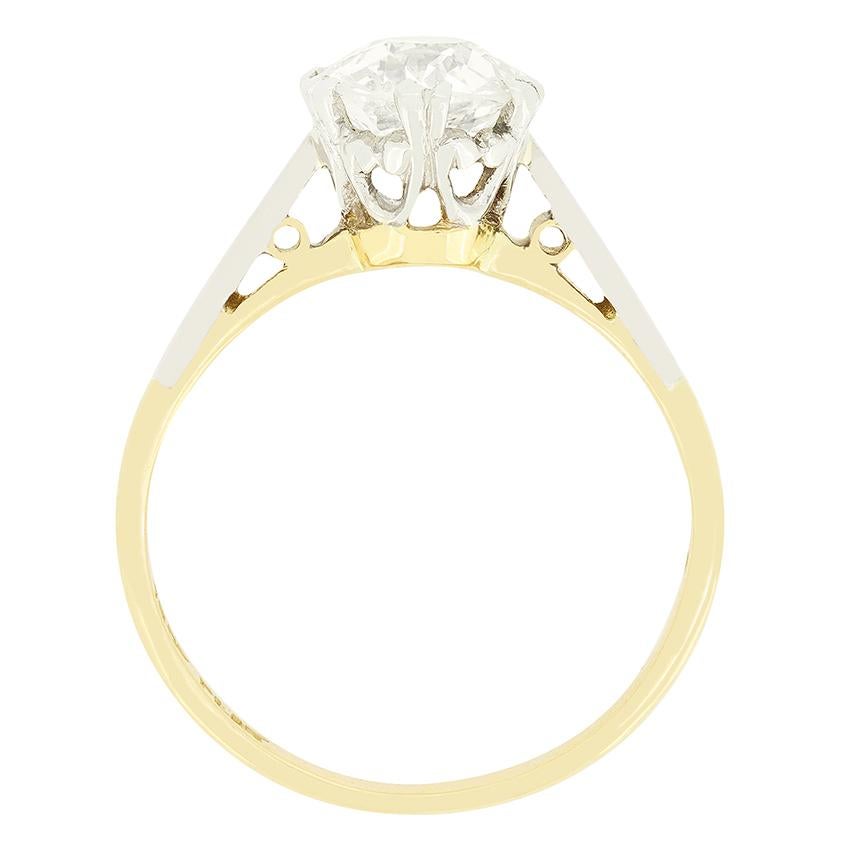 Cette bague solitaire classique date de l'époque édouardienne. Un diamant ancien de 1,25 carat de taille coussin occupe le devant de la scène, serti à deux griffes dans un collier en platine. Le diamant est de couleur H et de pureté VS2. Des