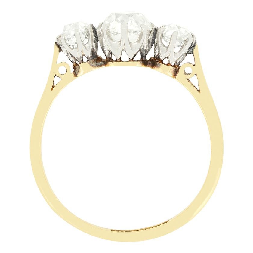 Datant de la période édouardienne, cette magnifique bague de fiançailles à trois pierres présente un diamant central de 0,65 carat, de taille ancienne, flanqué d'une paire de diamants de 0,30 carat. La couleur des diamants varie de H à I et leur