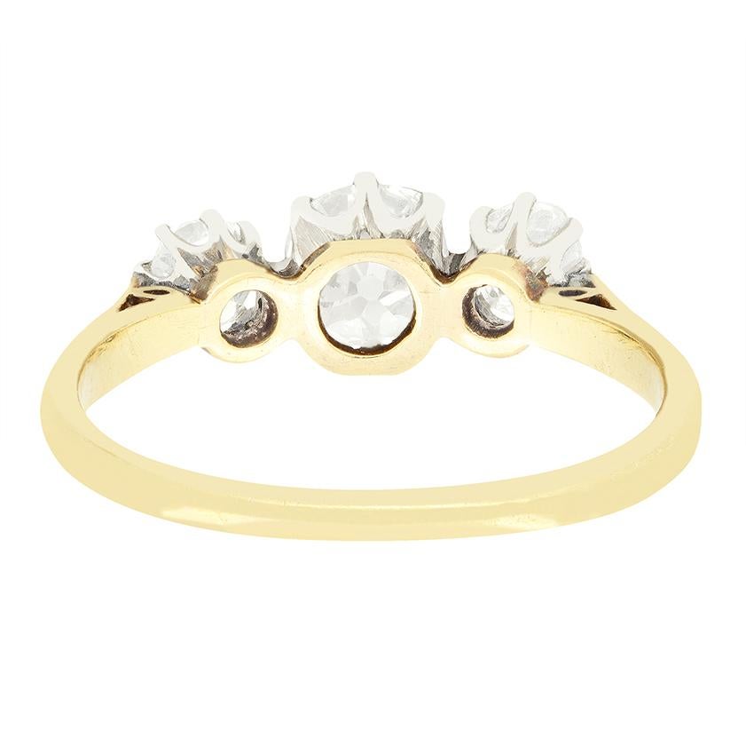 Taille vieille mine Bague édouardienne à trois pierres et diamant de 1,25 ct, c.1910s. en vente