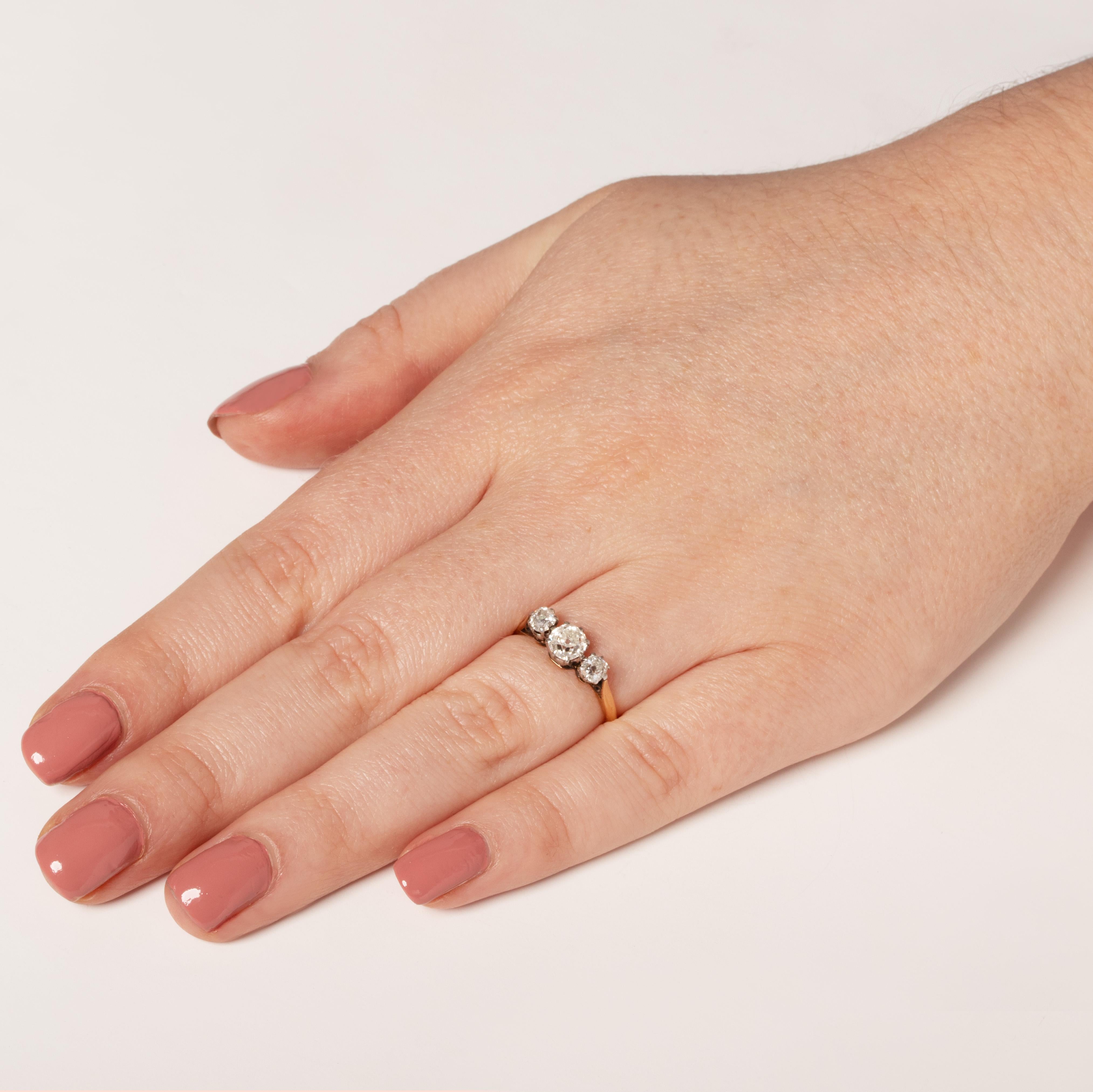 Bague édouardienne à trois pierres et diamant de 1,25 ct, c.1910s. Bon état - En vente à London, GB