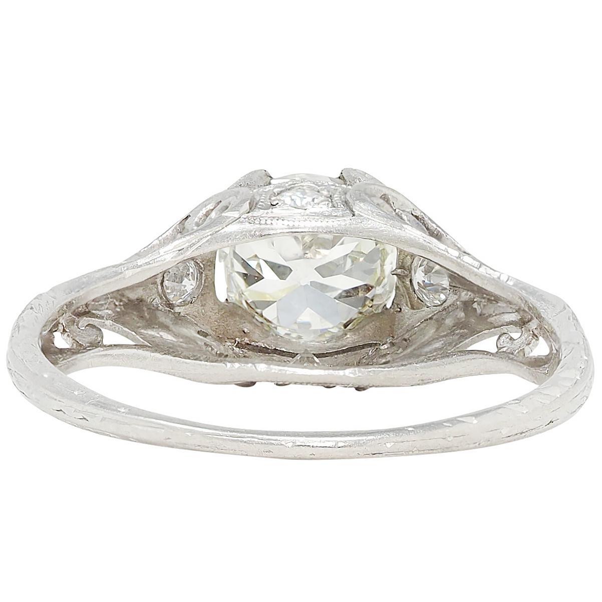 Bague de fiançailles Edwardienne 1.30 CTW Old European Diamond Platinum Antique Foliate Excellent état - En vente à Philadelphia, PA