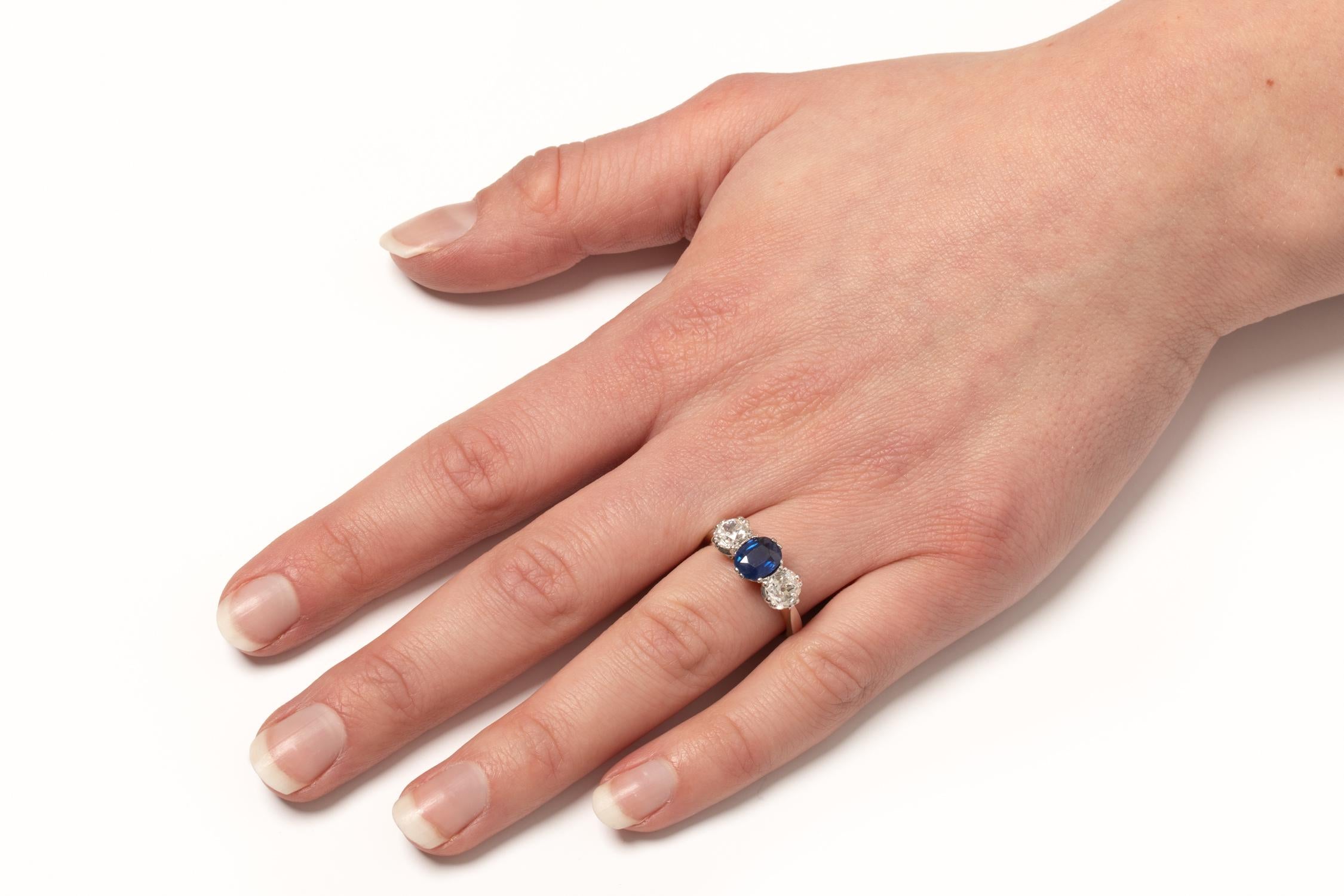 Women's or Men's Edwardian 1.30 Carat Sapphire and Diamond Three Stone Ring, circa 1910s For Sale