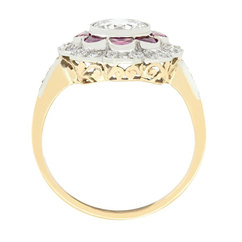 Dieser seltene und atemberaubend schöne Zielring stammt aus der Edwardianischen Zeit. In seiner Mitte sitzt ein 1,35 Karat schwerer Diamant im Altschliff. Der Diamant ist über die Einstellung mit milgrain Detaillierung über reiben gesetzt. Der