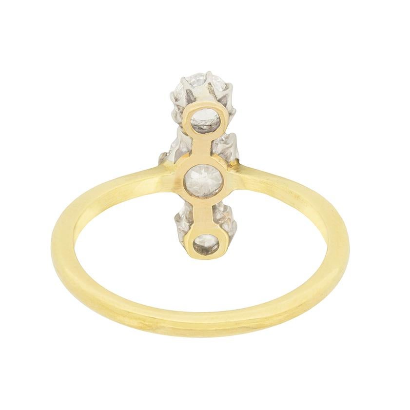 Taglio antico europeo Anello edoardiano a tre pietre verticali con diamante da 1,35 carati, circa 1910 in vendita