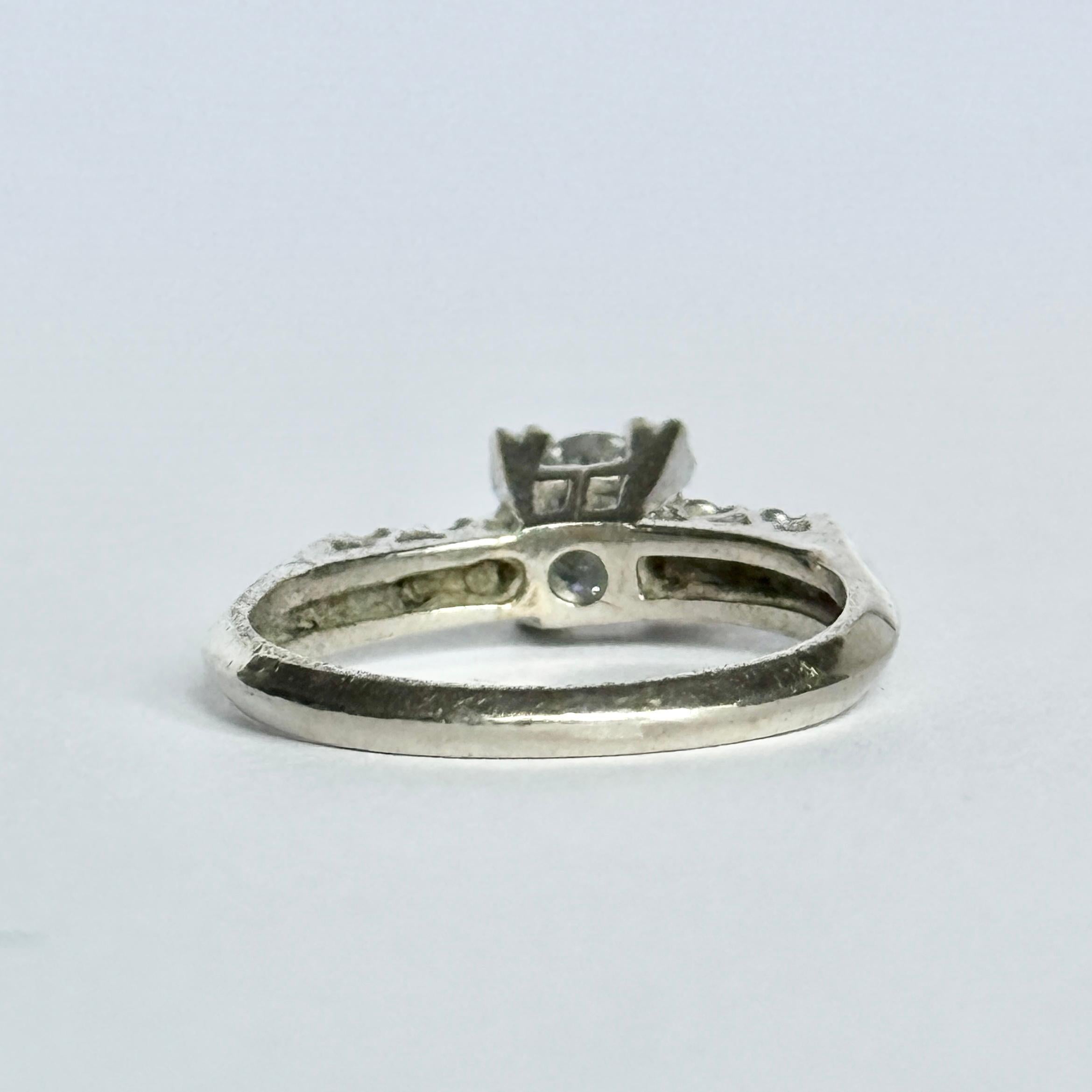 Anello solitario edoardiano in oro bianco e diamanti da 14 carati In condizioni buone in vendita a Chipping Campden, GB