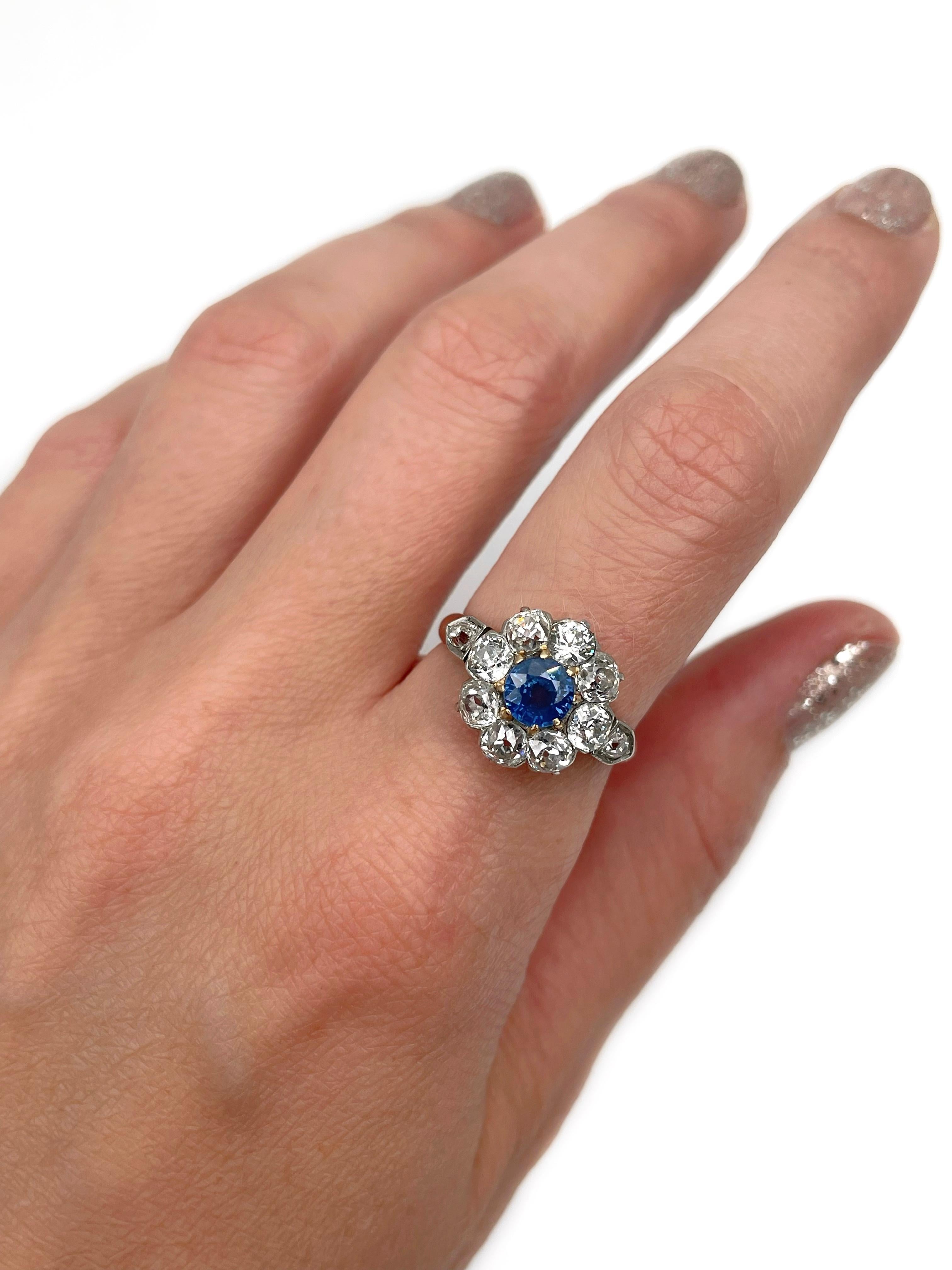 Dies ist ein edwardianischer Clusterring aus 14K Gold und 850 Platin. Um 1910. 

Das Stück weist folgende Merkmale auf:
- 1 Saphir (Rundschliff, 0,70ct, vB 6/3, SI)
- 10 Diamanten (alter Minenschliff, TW 1,40ct, RW-W, VS-SI)

Gewicht: 4,66g
Größe: