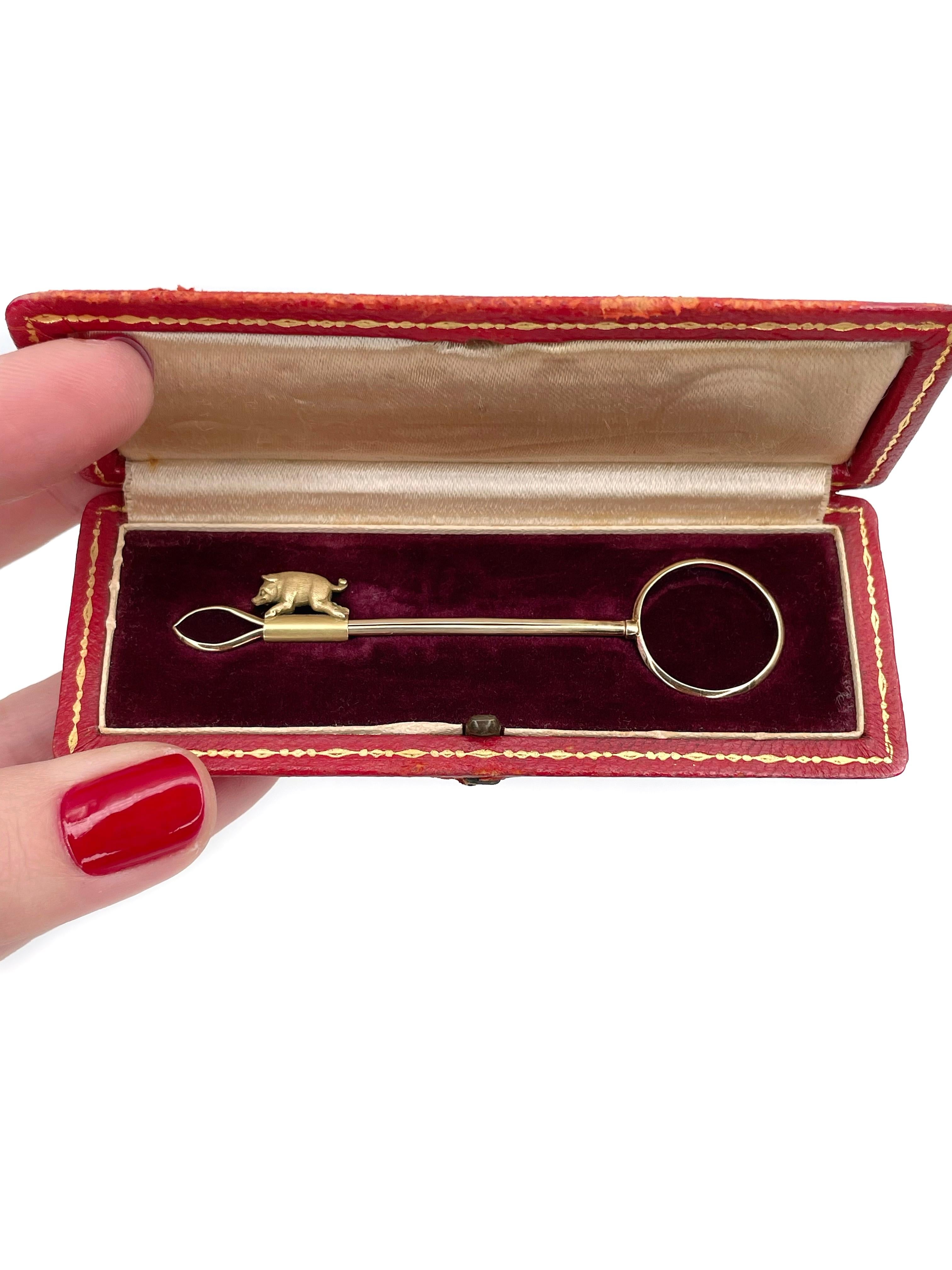 This is an Edwardian adjustable cigarette holder ring. It is crafted in 14K gold. Circa 1910. 

The piece is decorated with a tiny wild boar which can be scrolled up and down.  

Signed with “585”
Has an original box. 

Weight: 4.64g
Length: