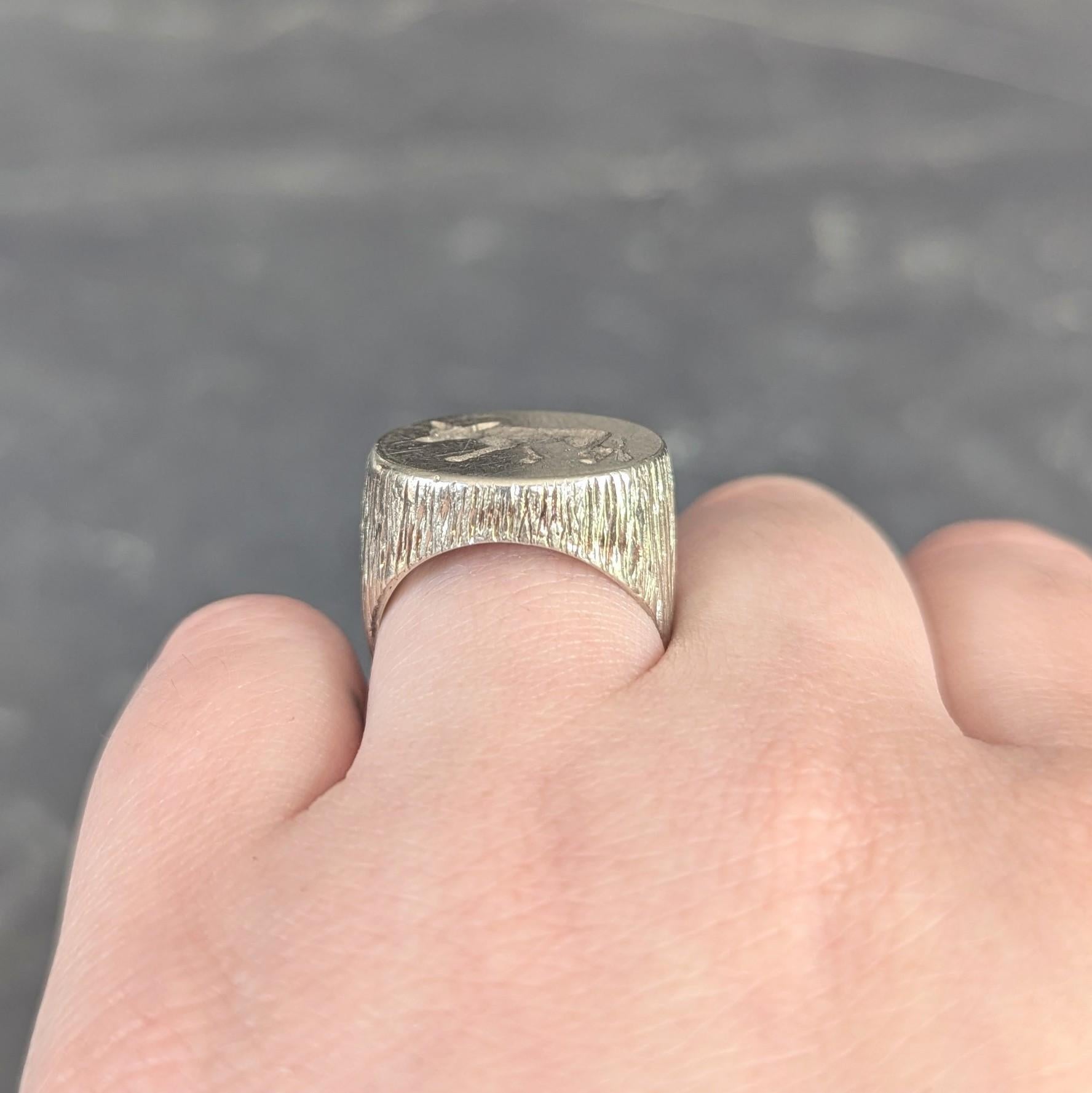 Anello Edwardiano in oro bianco 14 carati con incisione a volpe unisex in vendita 3