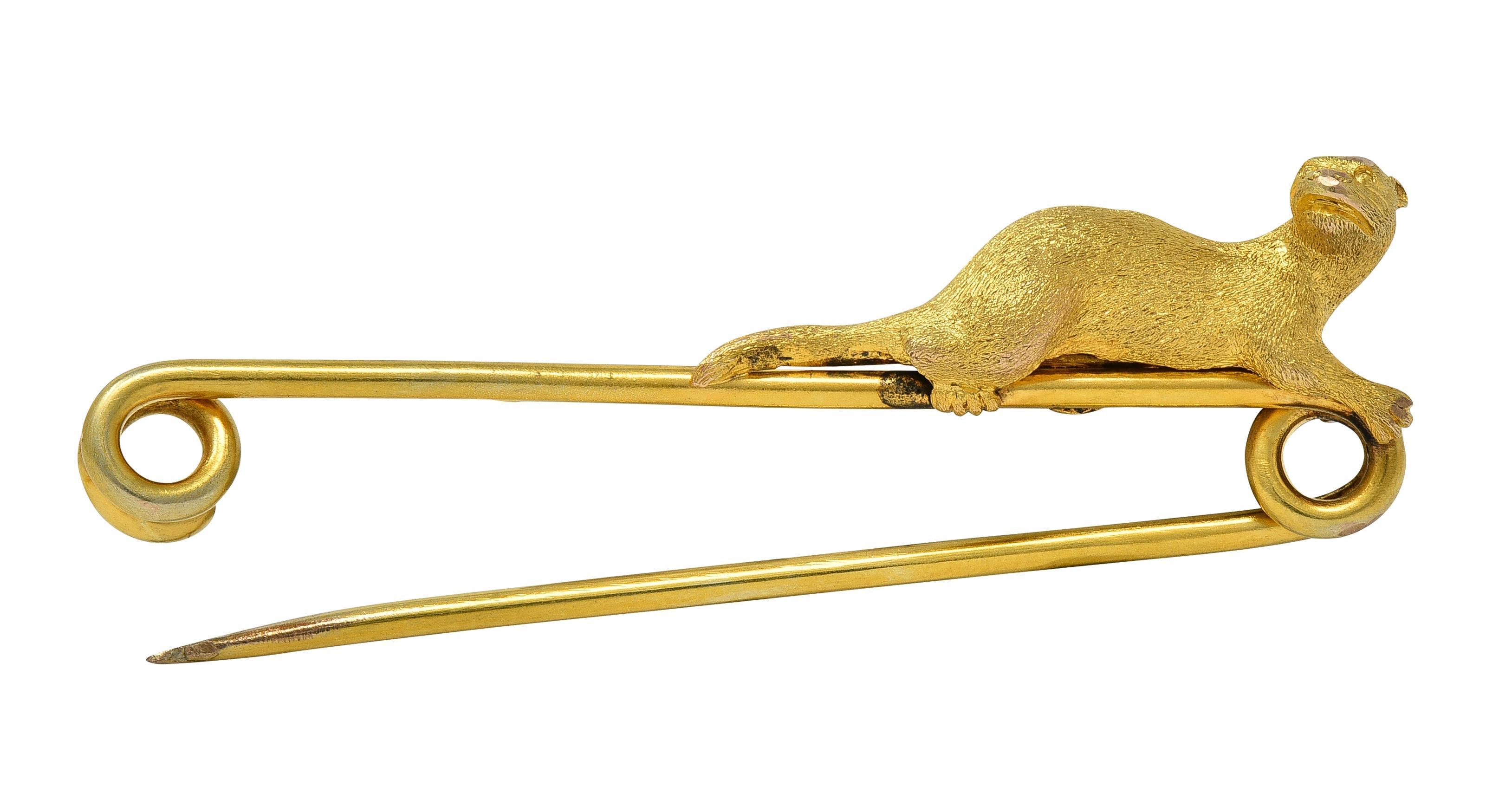 Diseñado como una nutria altamente renderizada posada a lo largo de la barra
Grabado con detalle de piel en toda la superficie
Completado por pasador de tensión en espiral y cierre
Probado como oro de 14 quilates
Circa: 1910
Medidas: 5/8 x 2