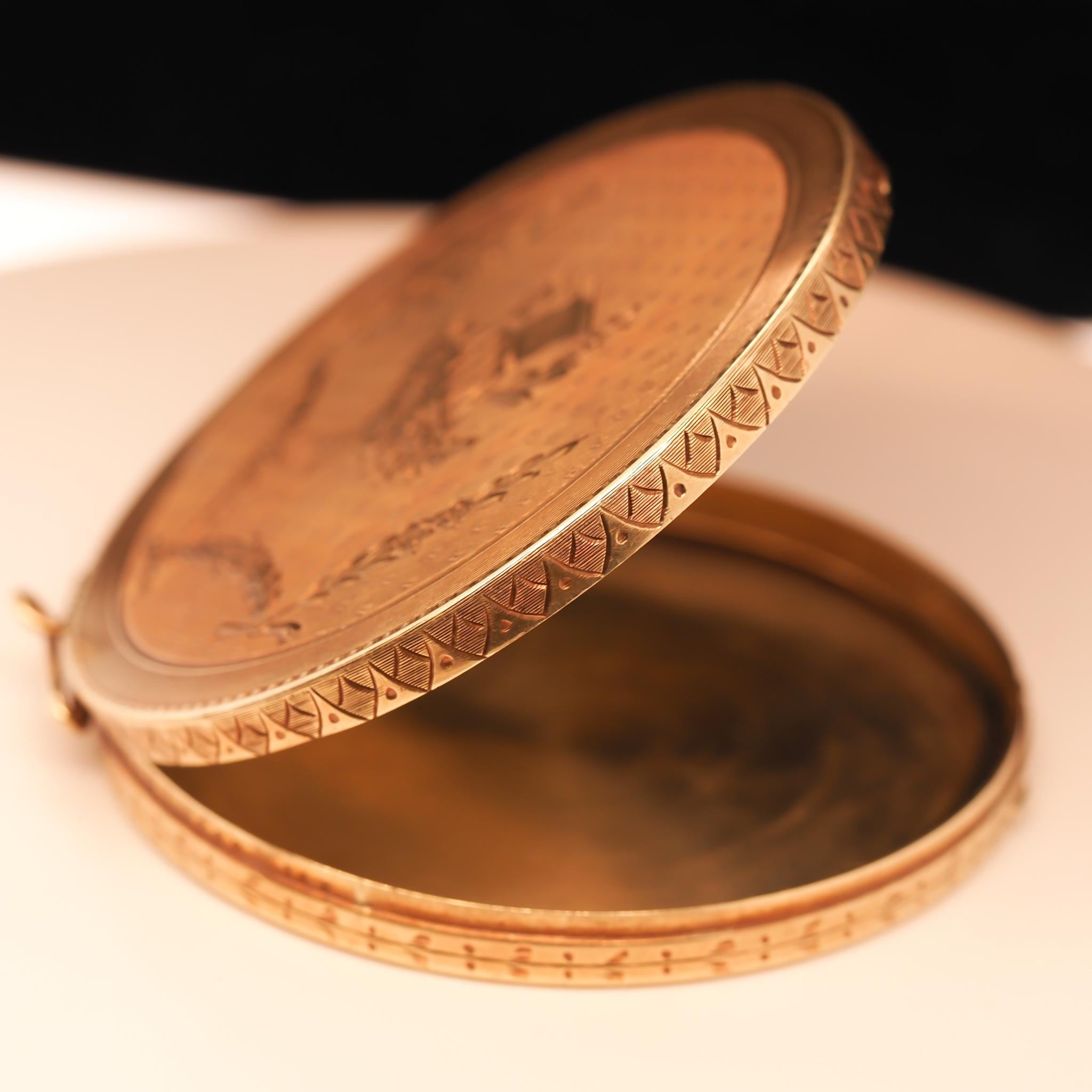 Edwardian 14 Karat Yellow Gold Compact Gold Case with Engravings In Good Condition For Sale In Atlanta, GA