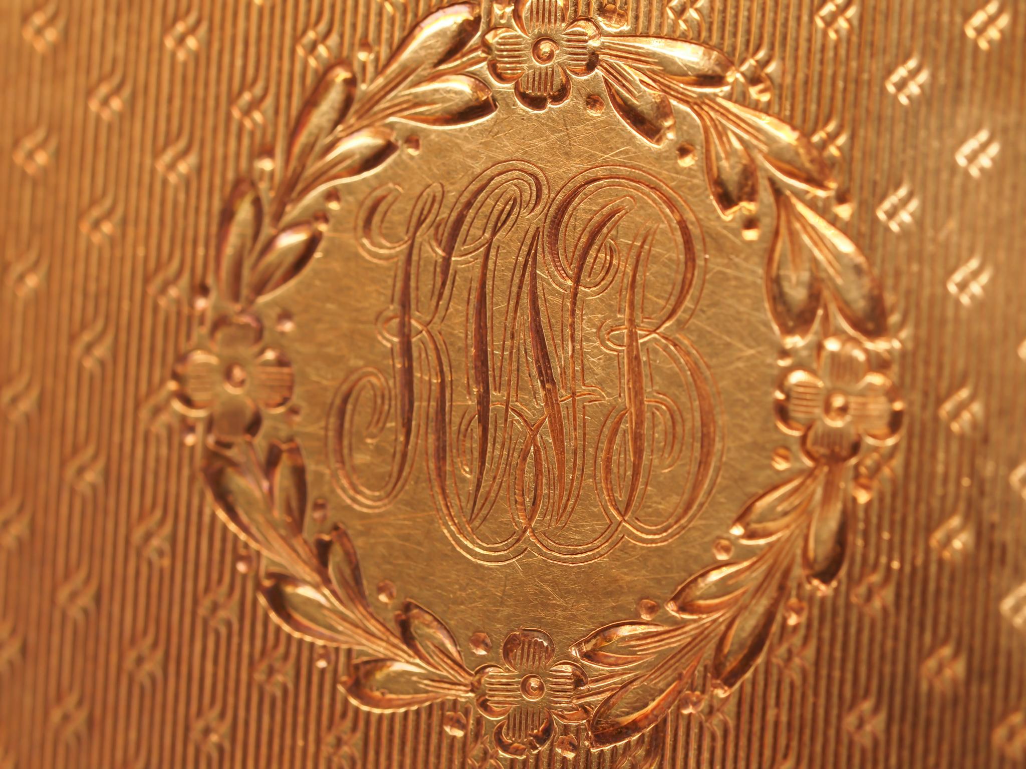 Edwardian 14 Karat Yellow Gold Compact Gold Case with Engravings For Sale 2
