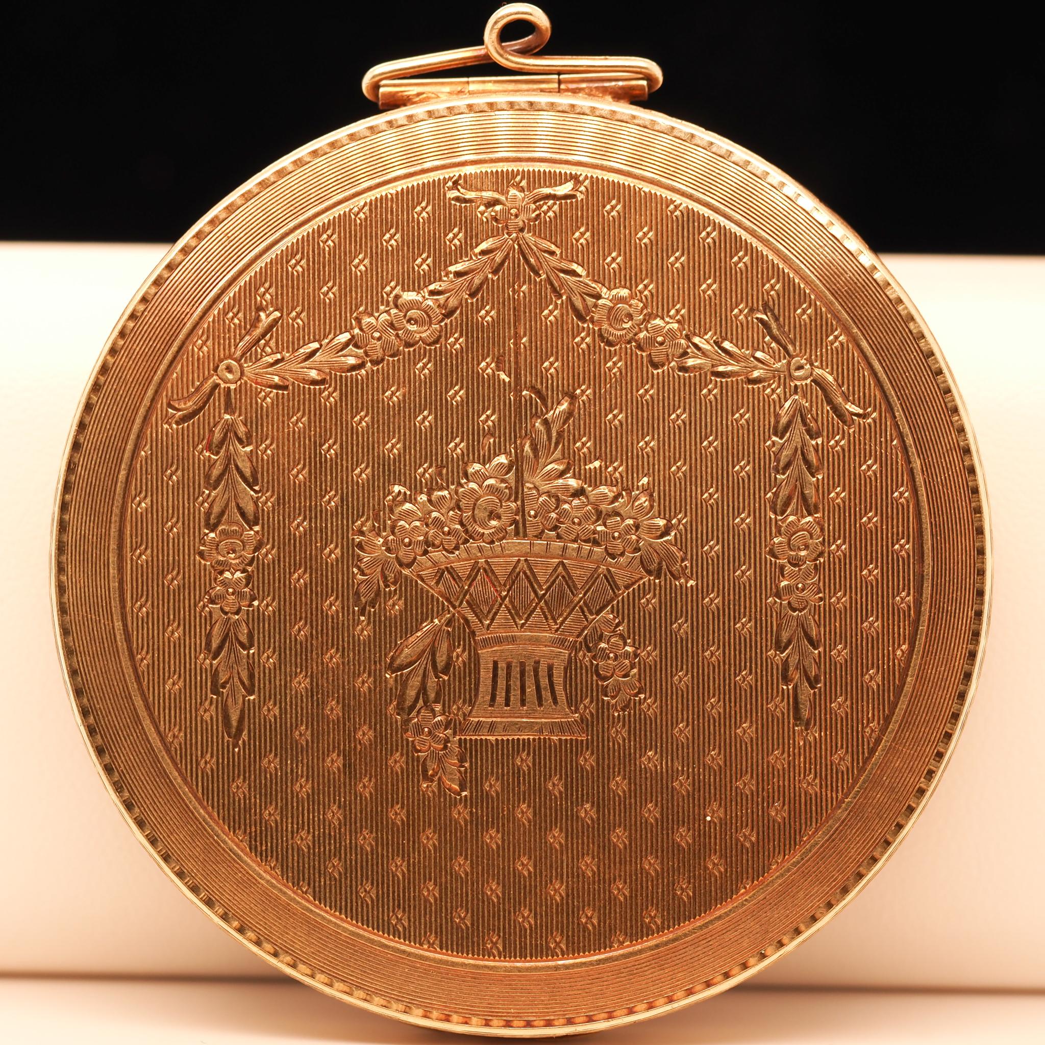 Edwardian 14 Karat Yellow Gold Compact Gold Case with Engravings For Sale 4