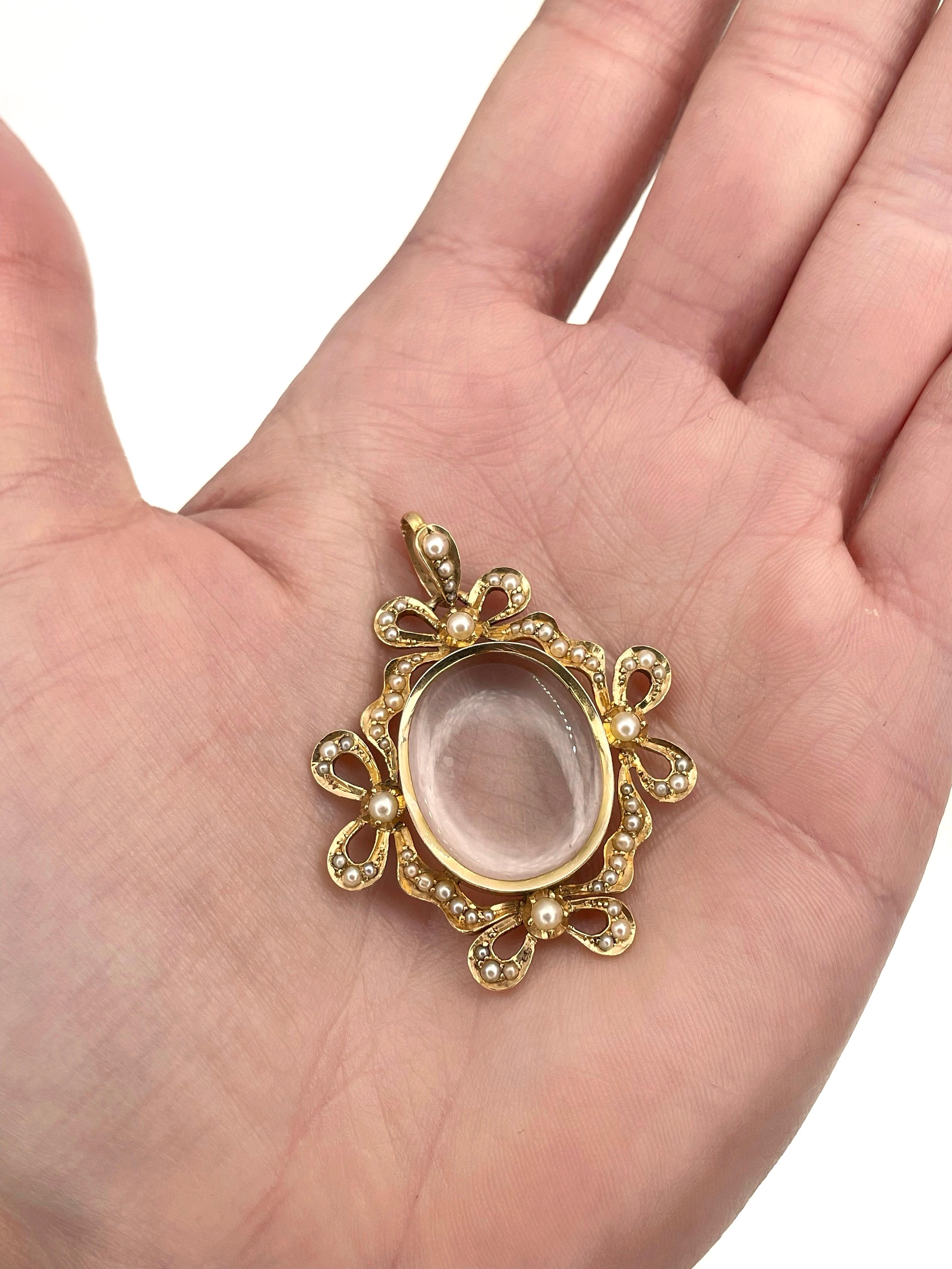 This is an amazing Edwardian clear locket pendant crafted in 14K yellow gold. The piece features 59 seed pearls. It has a transparent space for pictures or gems to put inside (shown in video). 

Weight: 10.45g
Size: 4.2x3.5cm

———

If you have any
