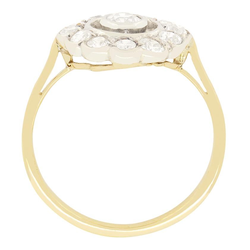 Dieser wundervolle edwardianische Halo-Cluster-Ring zeigt einen 0,20 Karat schweren, altgeschliffenen Diamanten in der Mitte, umgeben von einem funkelnden Halo aus zehn altgeschliffenen Diamanten von insgesamt 1,20 Karat. Die Diamanten haben eine