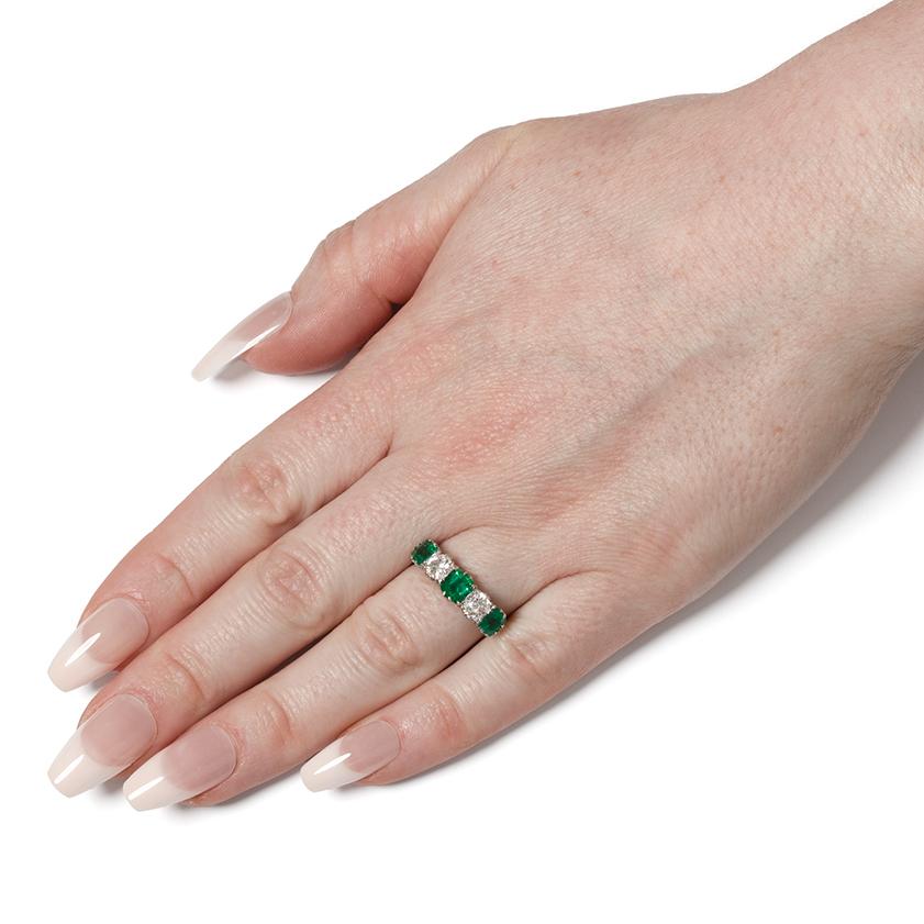 Edwardianischer fünfsteiniger Ring mit 1,40 Karat Smaragd und Diamant, ca. 1910er Jahre Damen im Angebot