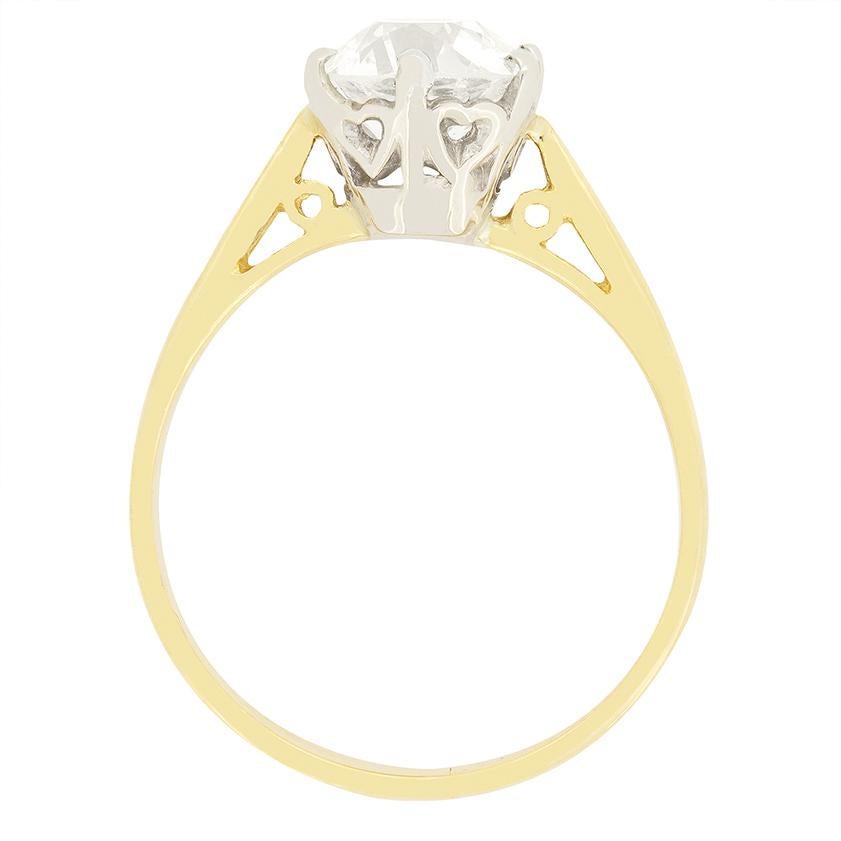 Datant de la période édouardienne, cette superbe bague solitaire respire l'élégance intemporelle. La pièce maîtresse est un magnifique diamant de taille ancienne de 1.44 carat. Le diamant est de couleur G et de pureté SI1. Il est serti à l'intérieur