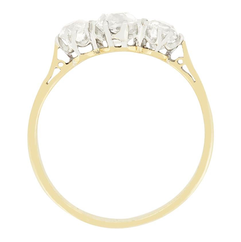 Ein Trio von Diamanten im Altschliff ist in diesem edwardianischen Ring wunderschön in Szene gesetzt. Der zentrale Stein ist mit 0,65 Karat der größte, während die beiden flankierenden Steine jeweils 0,40 Karat haben. Die drei Steine sind von guter