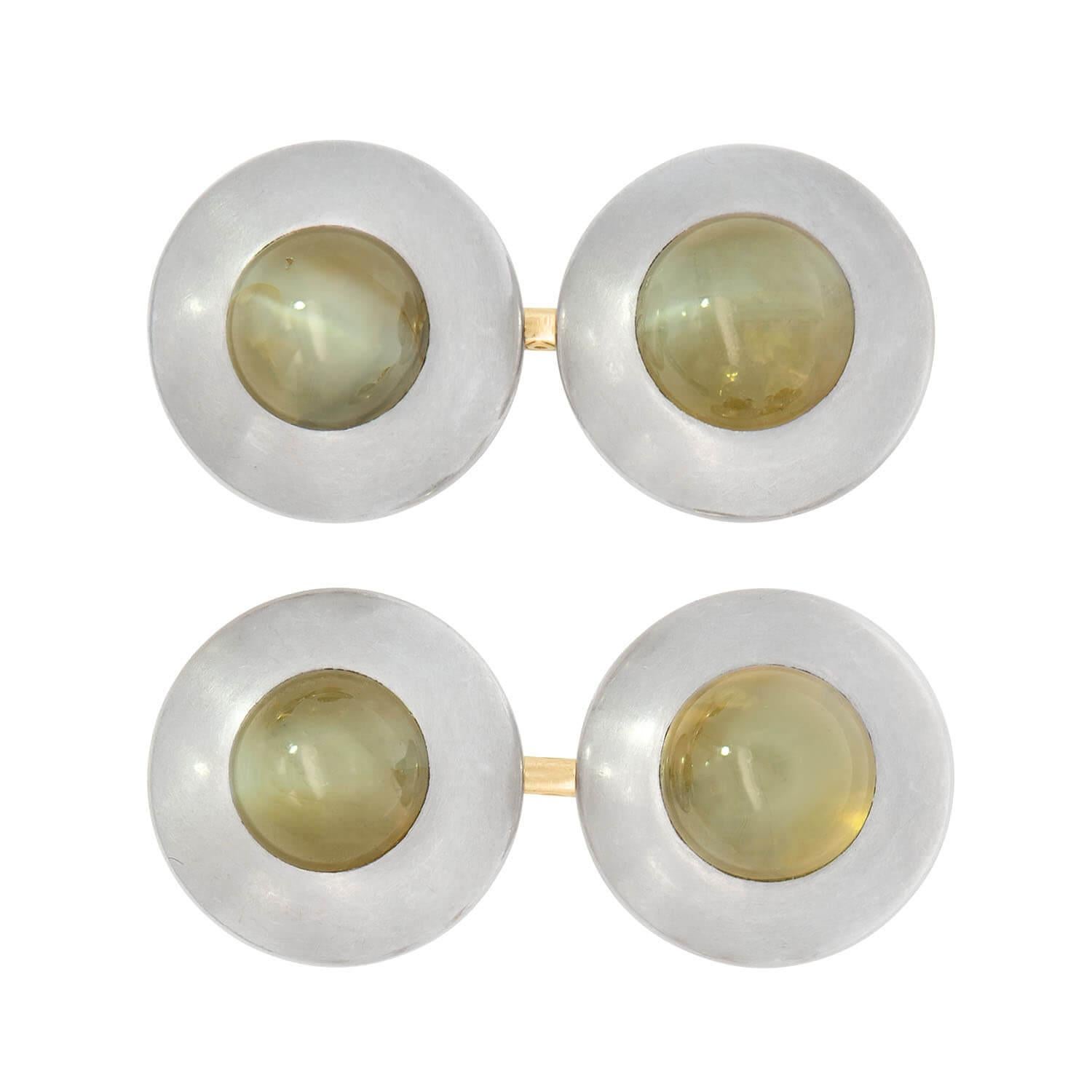 Magnifique ensemble de 5 boutons de manchette de l'époque édouardienne (ca1910) ! Réalisé en 14k et en platine, l'ensemble comprend une paire de boutons de manchette et trois clous de chemise. Les boutons de manchette double face sont de forme