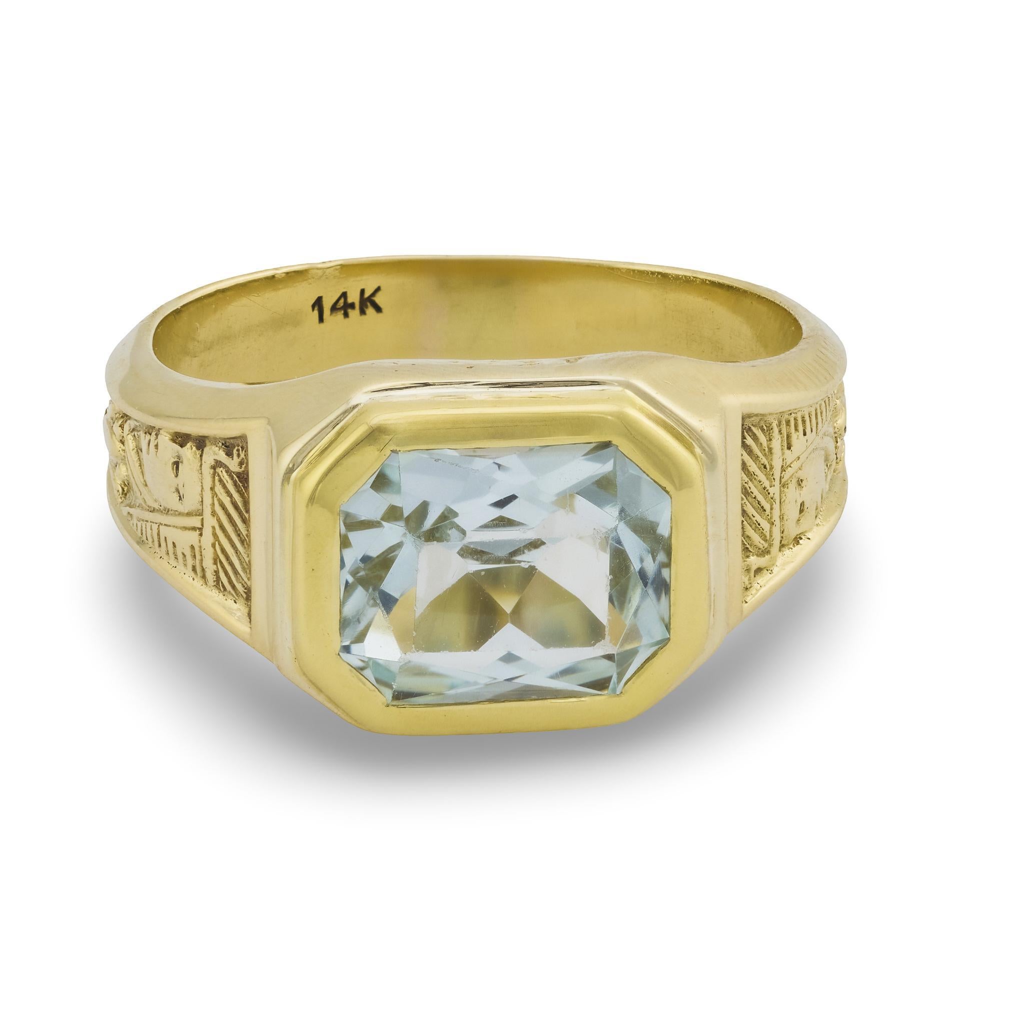 Impresionante anillo de aguamarina de la época eduardiana (hacia 1910). Elaborado en oro amarillo de 14k, este anillo presenta una aguamarina talla cojín de 3,5 ct engastada en bisel. La aguamarina muestra un increíble tono azul pálido, que