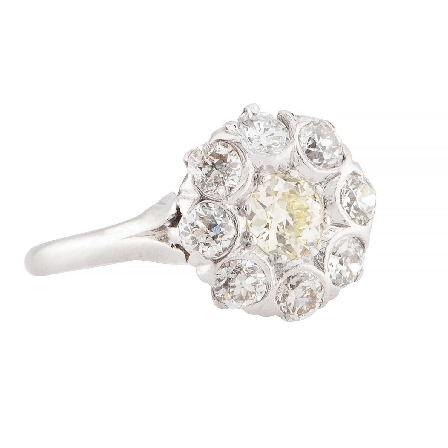 Ein absolut schöner Diamant-Cluster-Ring aus der Edwardianischen Ära (ca. 1910)! Dieser Ring aus 14-karätigem Weißgold ist mit neun Diamanten im Minenschliff besetzt, die so angeordnet sind, dass sie eine blühende Blume darstellen. Insgesamt haben