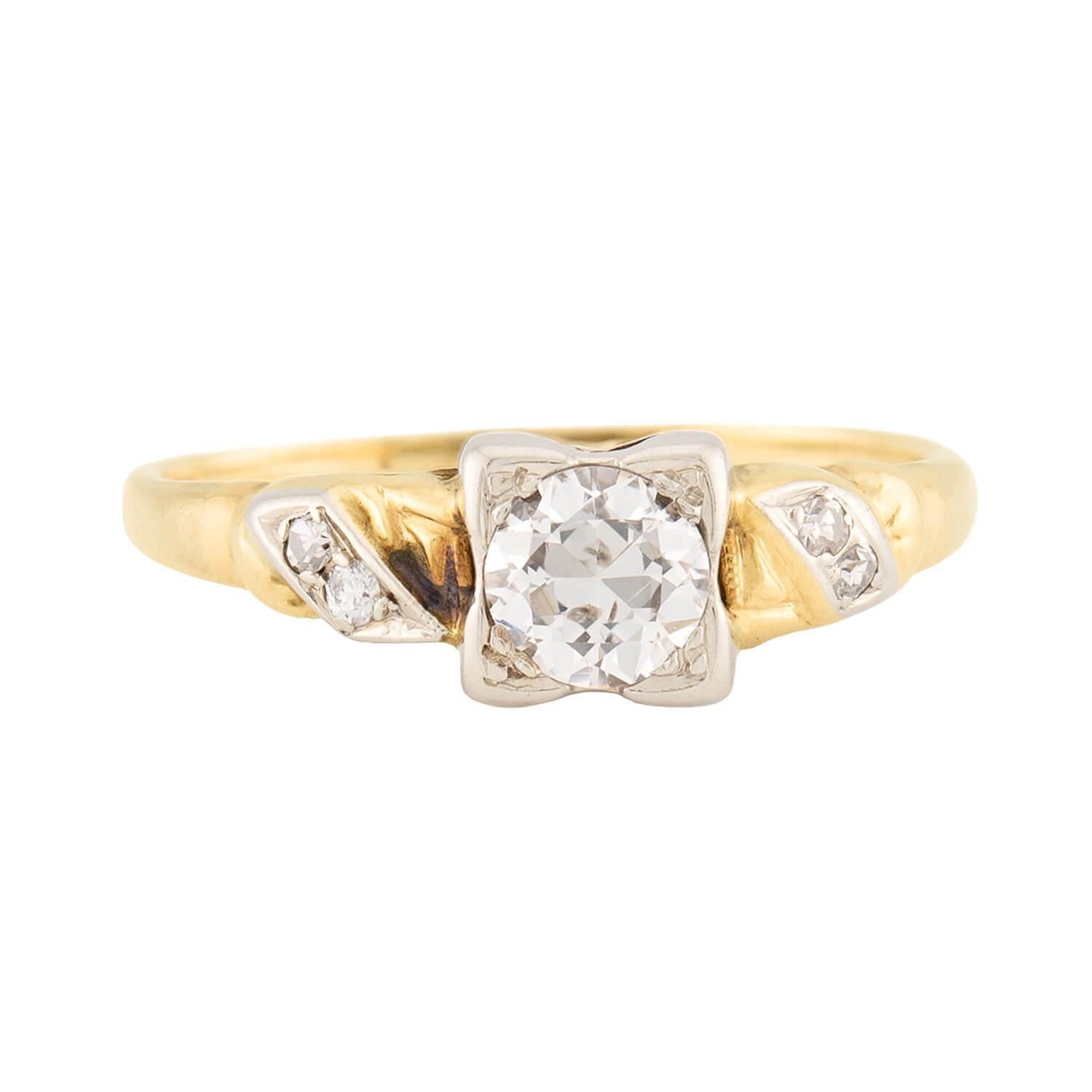 Un bellissimo anello di fidanzamento con diamante dell'epoca edoardiana (ca. 1910)! Realizzato in metalli misti a 14 carati, questo anello presenta un diamante centrale di taglio europeo antico, incastonato in una montatura a forma di quadrato in