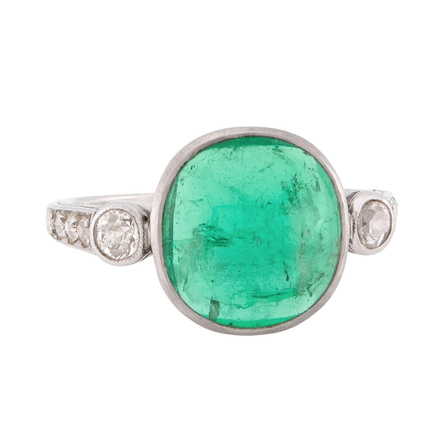 Ein wunderschöner Smaragd- und Diamantring aus der Edwardianischen Ära (ca. 1900)! Der aus 14 Karat Weißgold gefertigte Ring zeigt in der Mitte einen kolumbianischen Smaragdcabochon mit einem Karatgewicht von 2,50 ct, der in einer glatten und