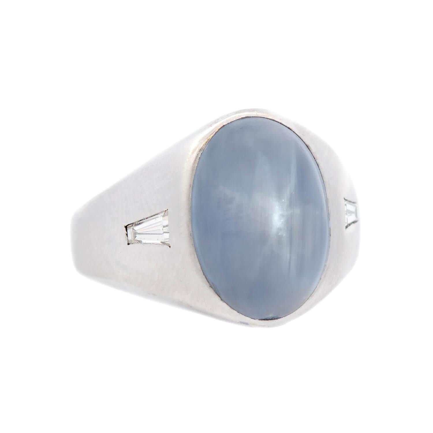 Un bellissimo anello a filo con diamanti e zaffiri a stella di epoca edoardiana (ca. 1910)! Questo splendido anello ha un grande zaffiro a stella a doppio cabochon al centro e due diamanti ai lati. Realizzato in oro bianco 14k, l'anello ha una