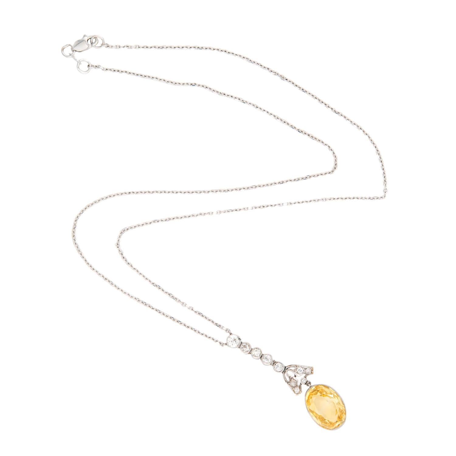 Una squisita collana con zaffiro giallo e diamante di epoca edoardiana (ca. 1900)! Questa eccezionale collana è realizzata in oro bianco 14k e presenta un ciondolo assolutamente magnifico! Il ciondolo inizia con un grande zaffiro giallo di 5,8