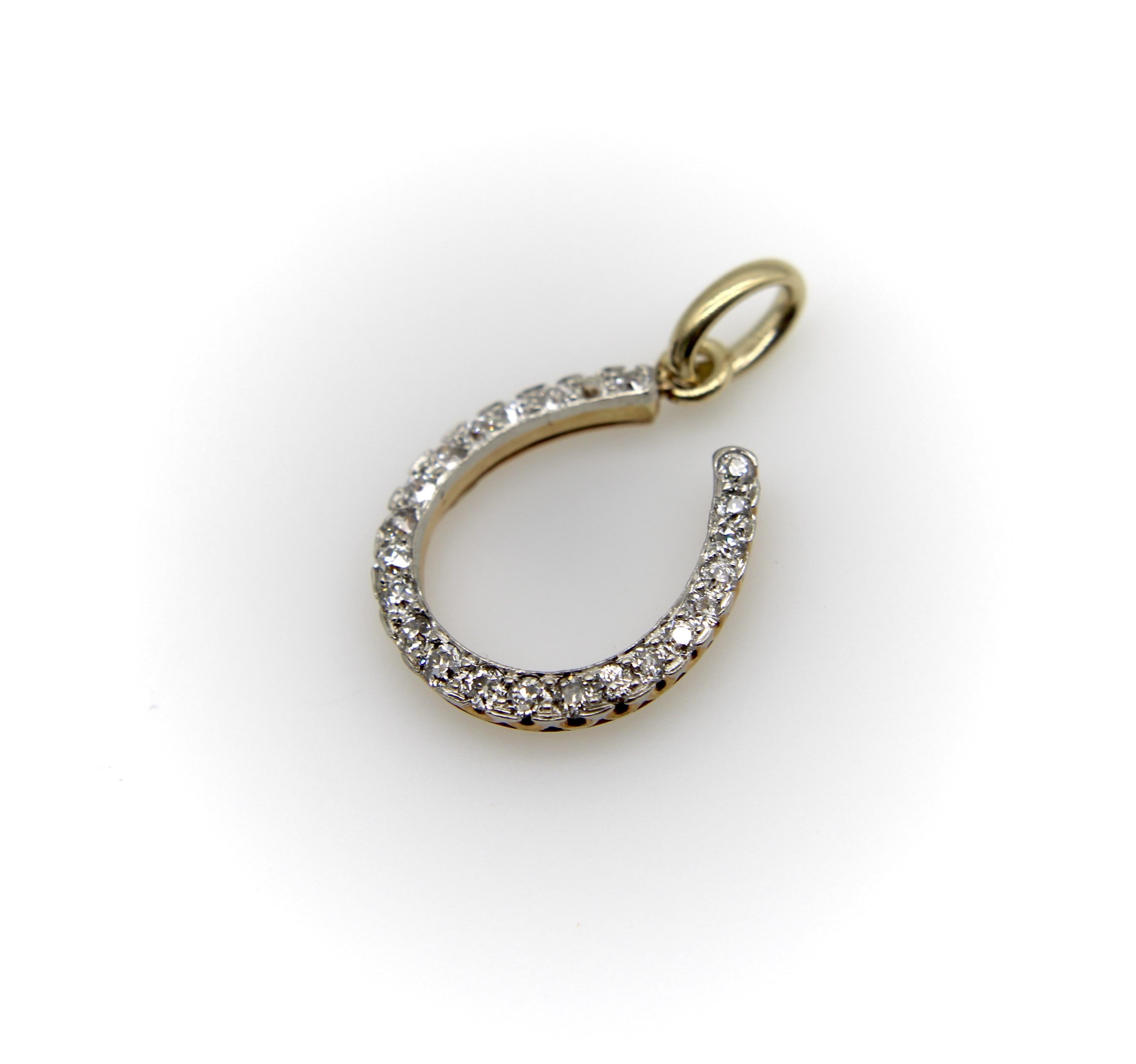 Ce pendentif en forme de fer à cheval de style édouardien est incrusté de diamants sertis dans du platine et de l'or 14k. La face avant du pendentif est en platine, ce qui rehausse l'éclat des diamants. Le dos du pendentif est en or 14k et est