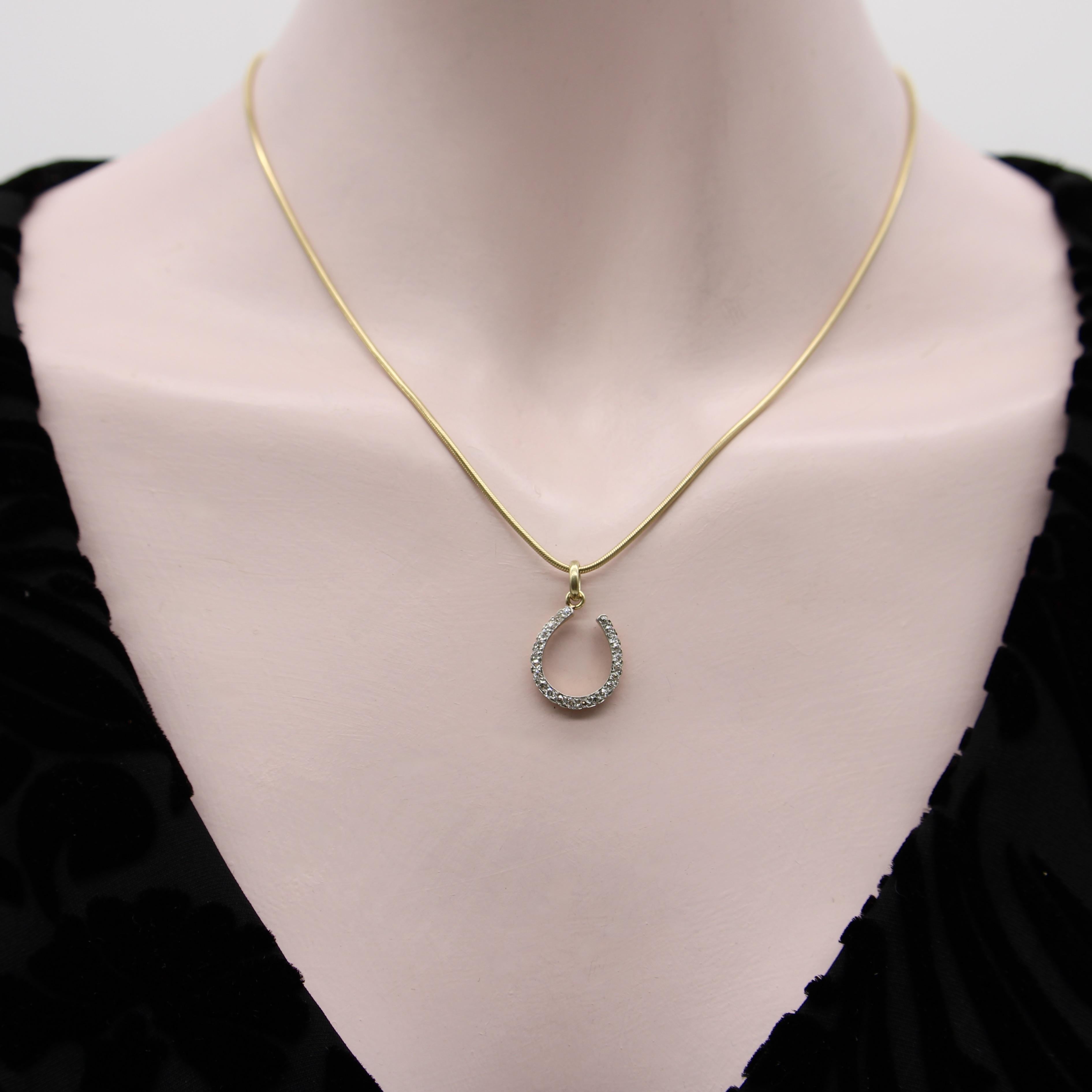 Pendentif fer à cheval édouardien en or 14K et platine avec diamant taillé à l'ancienne en vente 2