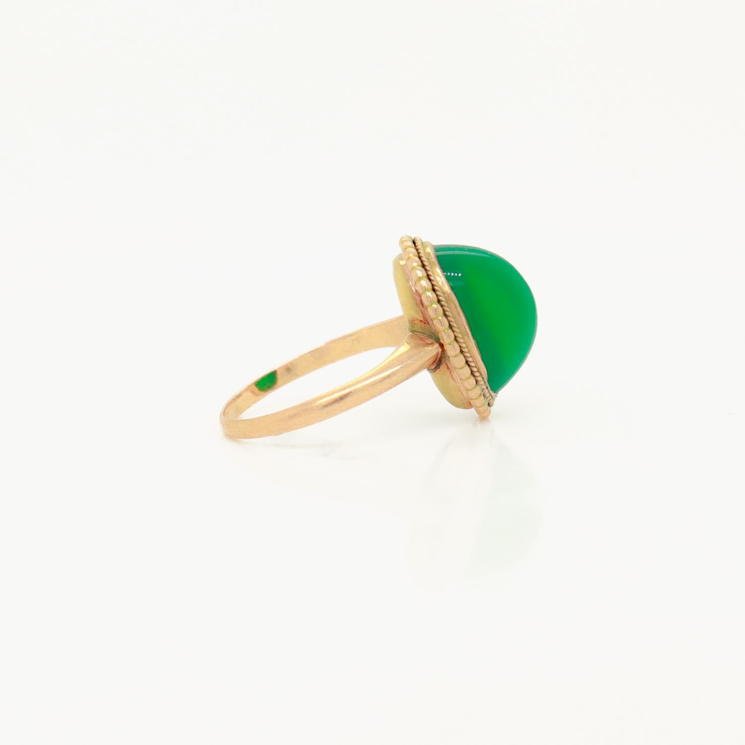 Edwardian 14K Gold & Chrysoprase Sugarloaf Cabochon Ring For Sale 4