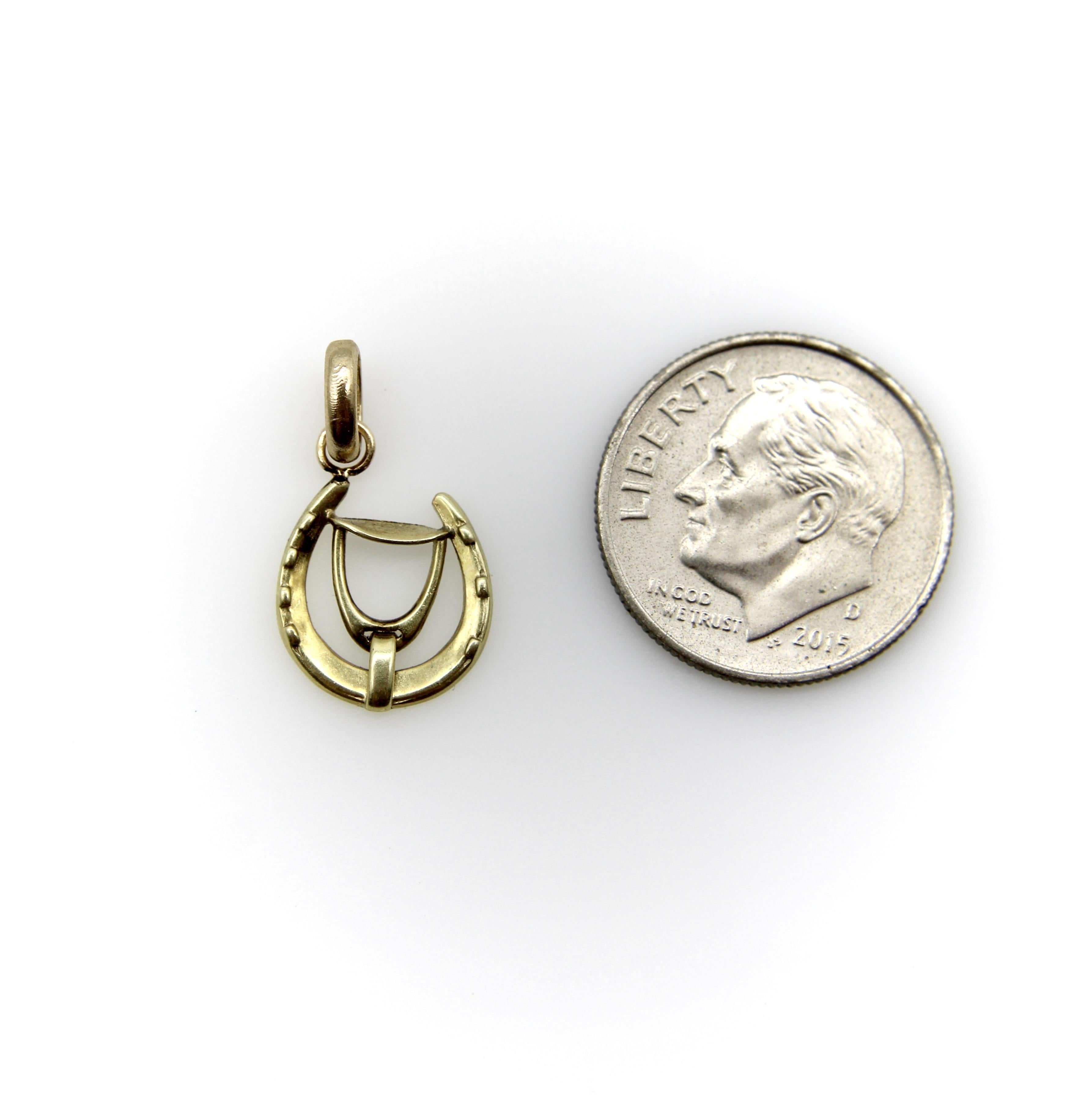 Charm a forma di scarpa da cavallo e staffa in oro 14 carati di epoca edoardiana in vendita 1