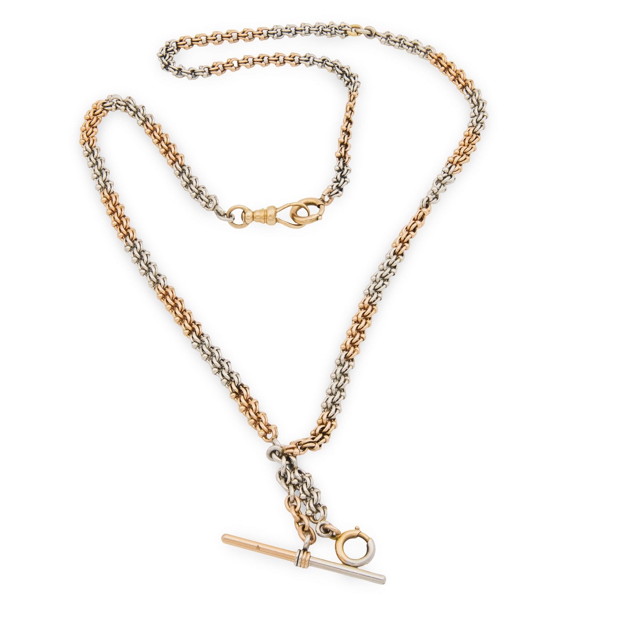 Una fantastica catena in metalli misti di epoca edoardiana (ca. 1910)! Realizzata con maglie intrecciate alternate in oro rosa 14k e platino, questa collana a catena ha un look davvero unico. La collana è fissata da una chiusura girevole a orologio