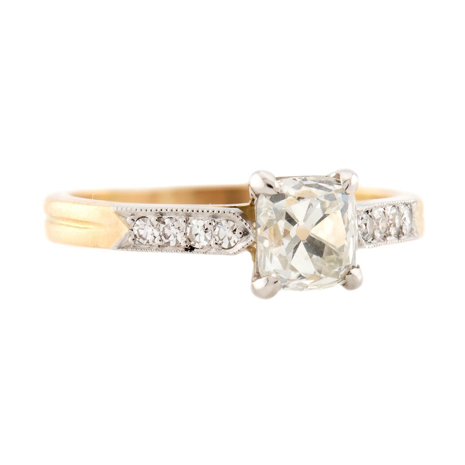Ein absolut exquisiter edwardianischer (ca. 1910er) Diamant-Verlobungsring! Der aus 14 Karat Gelbgold und Platin gefertigte Ring zeigt in der Mitte einen Diamanten im Peruzzi-Schliff mit einem Karatgewicht von 1 ct, der in einer Vier-Zacken-Fassung