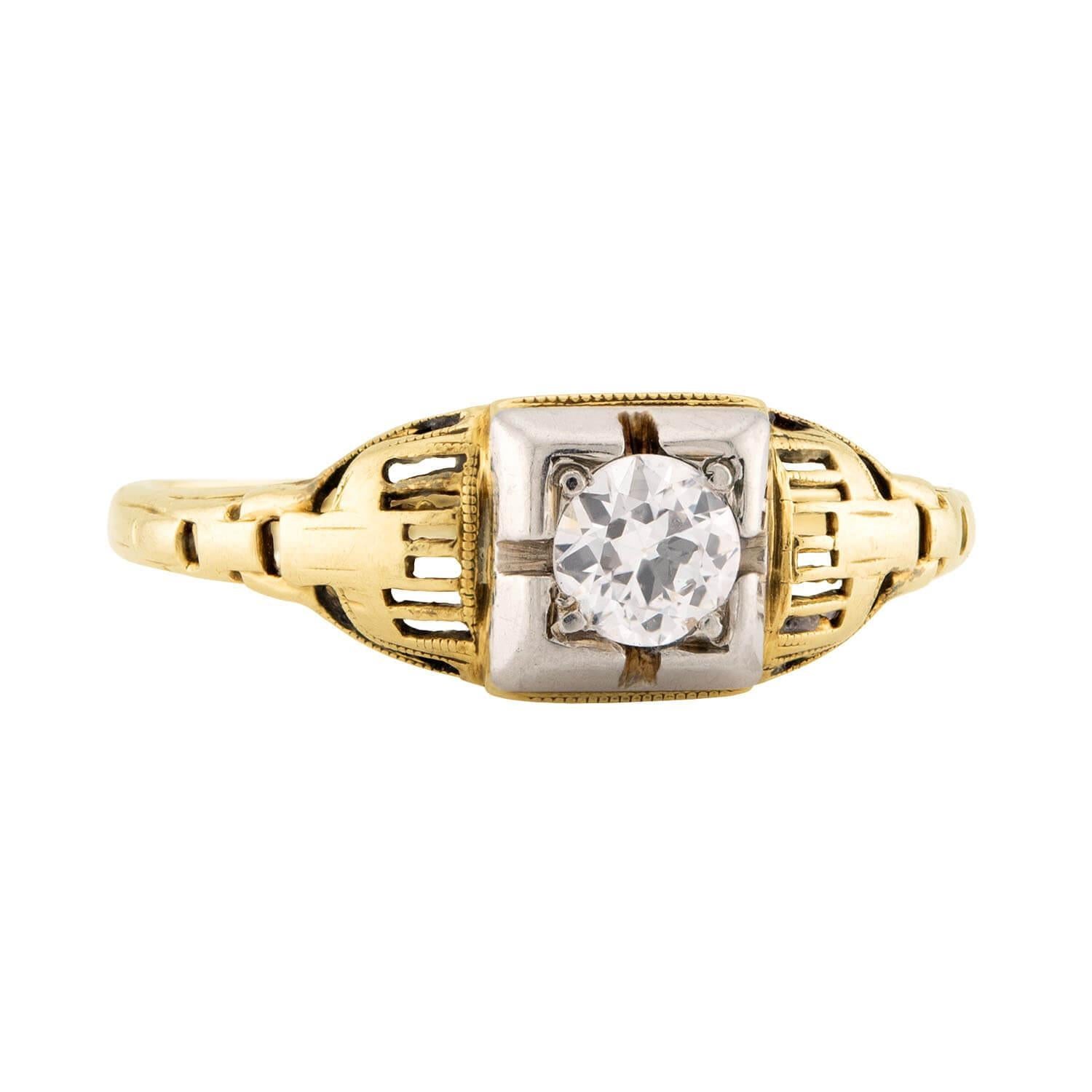 Une superbe bague en diamant de l'époque édouardienne (vers les années 1910) ! Cette délicate bague est réalisée en or jaune 14 carats et présente un seul diamant de taille ancienne, serti dans une monture à perles. Le diamant est en outre entouré