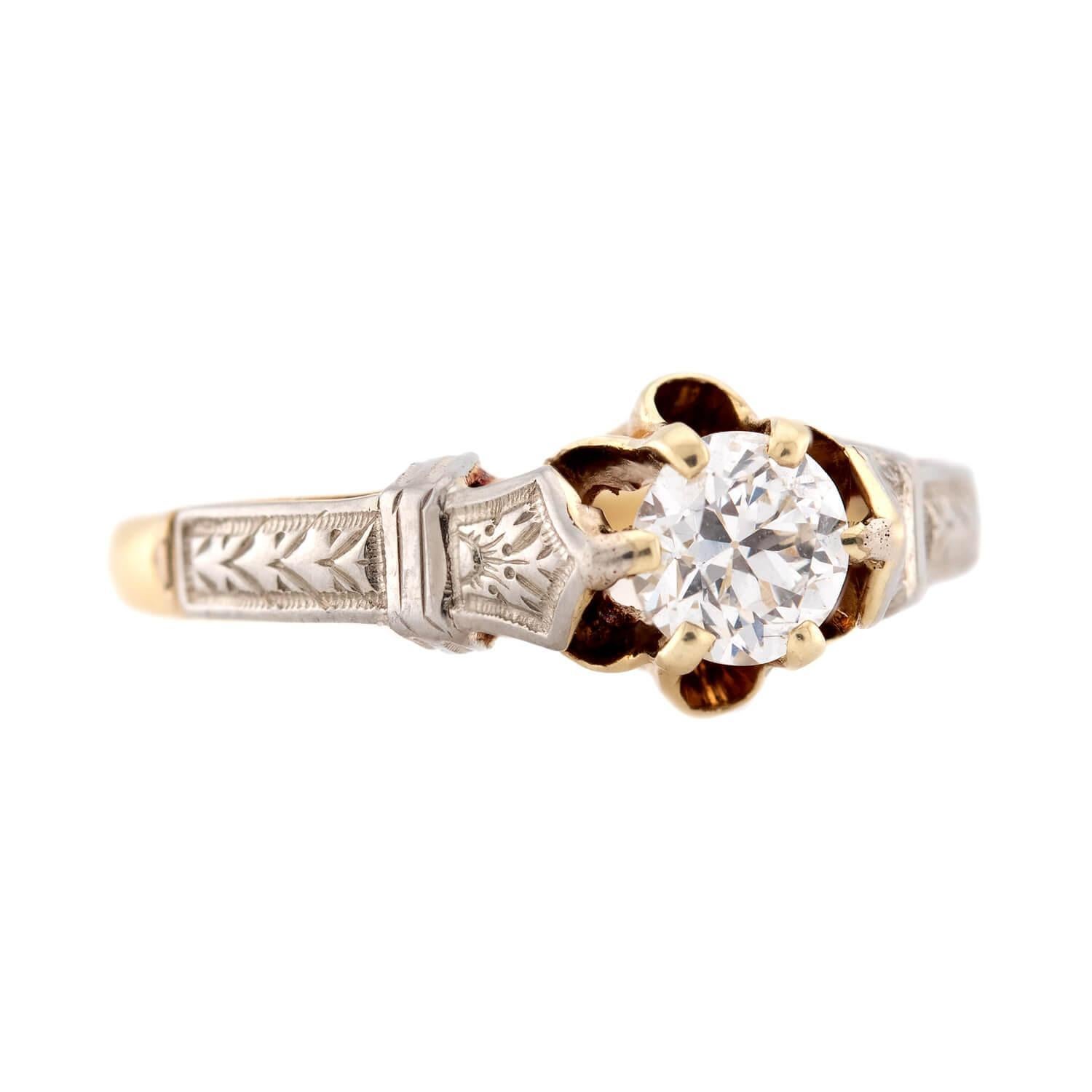 Un bellissimo anello di fidanzamento con diamante dell'epoca edoardiana (ca. 1910)! Realizzato in vibrante oro giallo 14k e platino, questo anello presenta un diamante taglio mina da .35ct. Il diamante è racchiuso in una graziosa incastonatura a