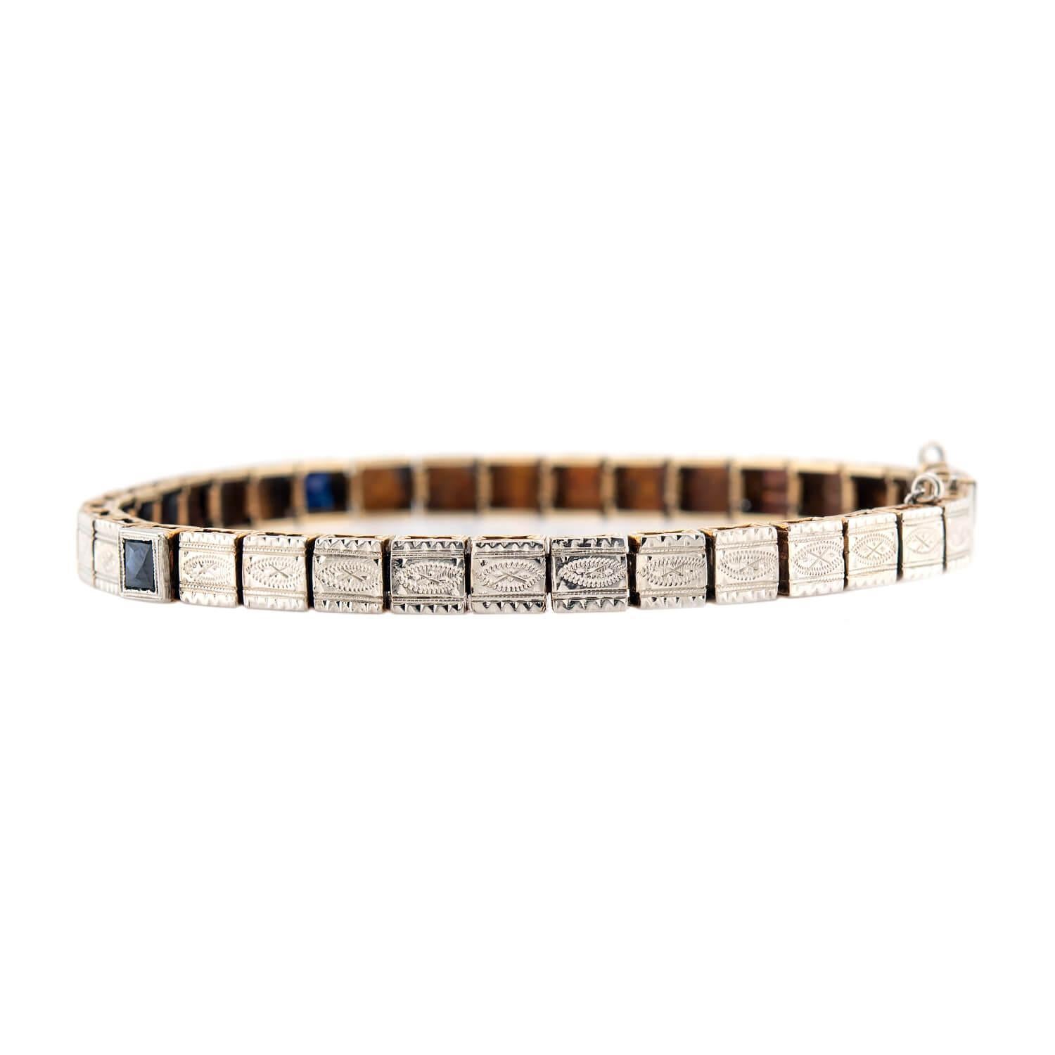Un bracelet en ligne absolument magnifique de l'époque édouardienne (ca1910) ! Réalisé en or jaune 14k et en platine, ce bracelet est composé de 36 maillons en forme de boîte. Deux des maillons sont ornés de saphirs de taille française, qui reposent