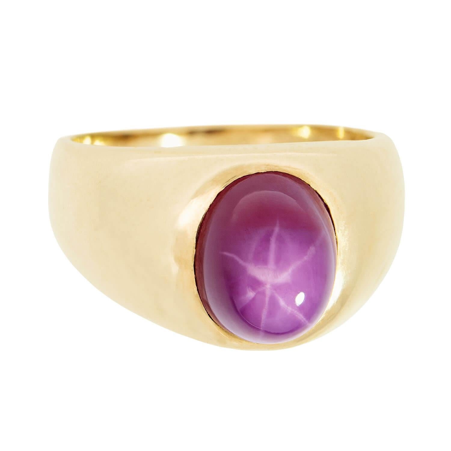 Ein schöner Stern Saphir bündig montieren Ring aus der Edwardian (ca. 1910) Ära! Dieser atemberaubende Ring hat einen bündig gefassten Sternsaphir-Cabochon inmitten einer klassischen Goldfassung. Der Sternsaphir hat einen wunderschönen