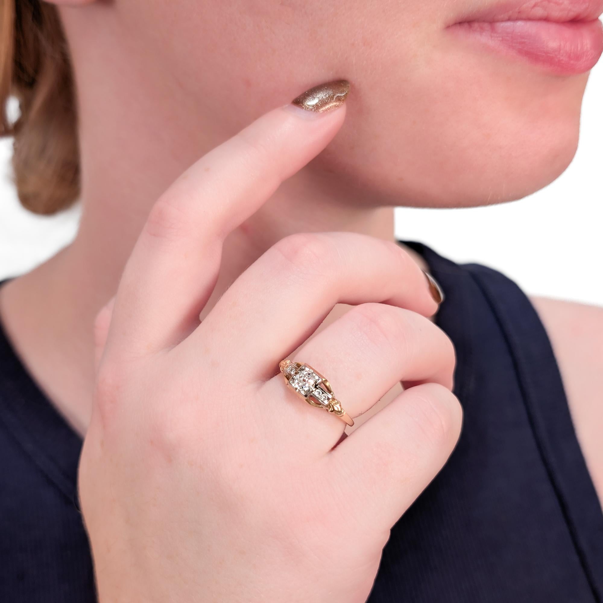 Ein feiner antiker Gold- und 5-Stein-Diamantring.

Aus 14 Karat Gelbgold mit Weißgold-Elementen.

Mit einem zentralen Diamanten im alten europäischen Schliff von 0,24 ct± (Farbe: H, Reinheit: VS2) in einer Illusionsfassung, flankiert von 4 runden